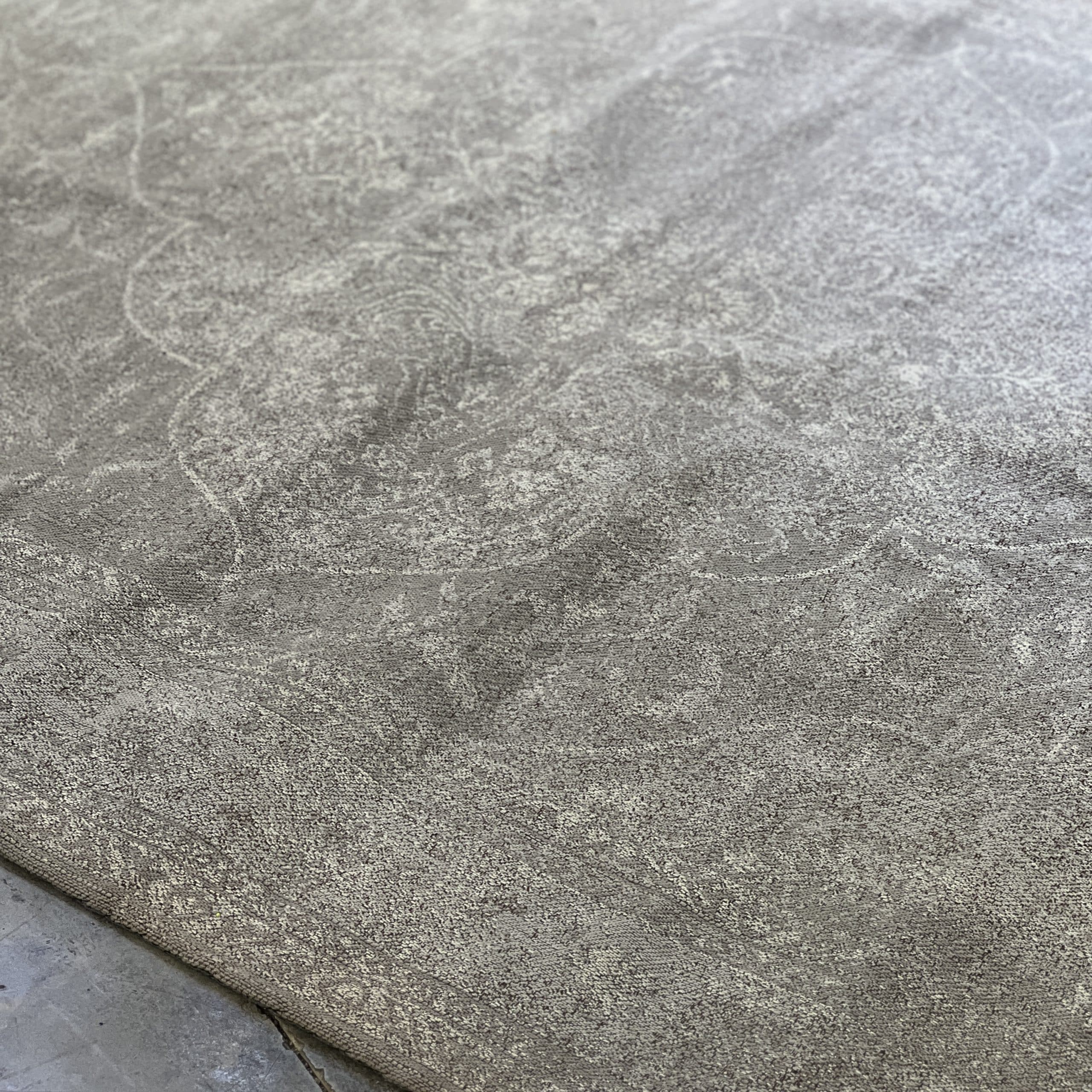 שטיח וינטג׳ קלאסי מעוטר בגווני אפור דגם ג׳ובאני