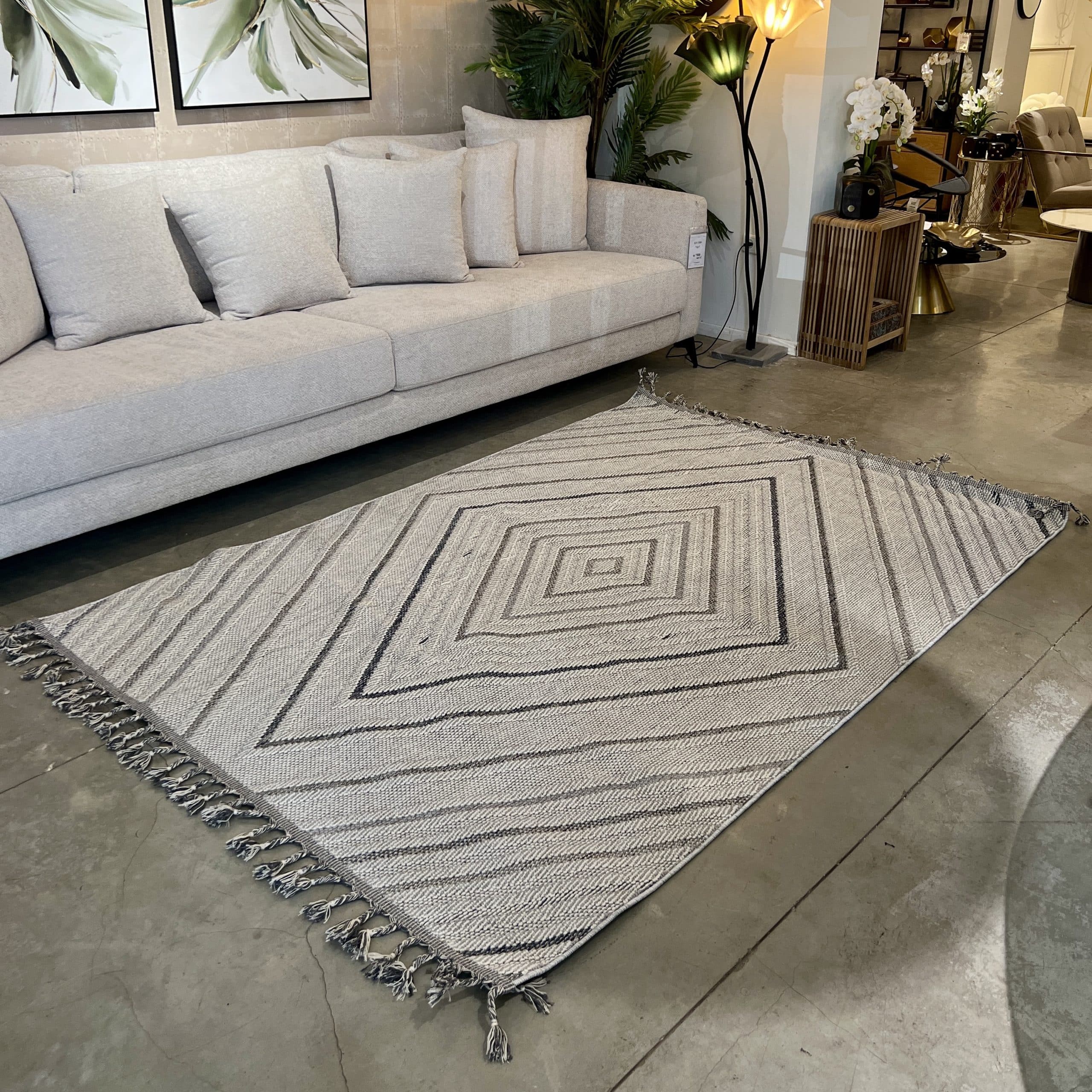 שטיח אפור לבן גאומטרי עם פרנזים דגם אוטופיה