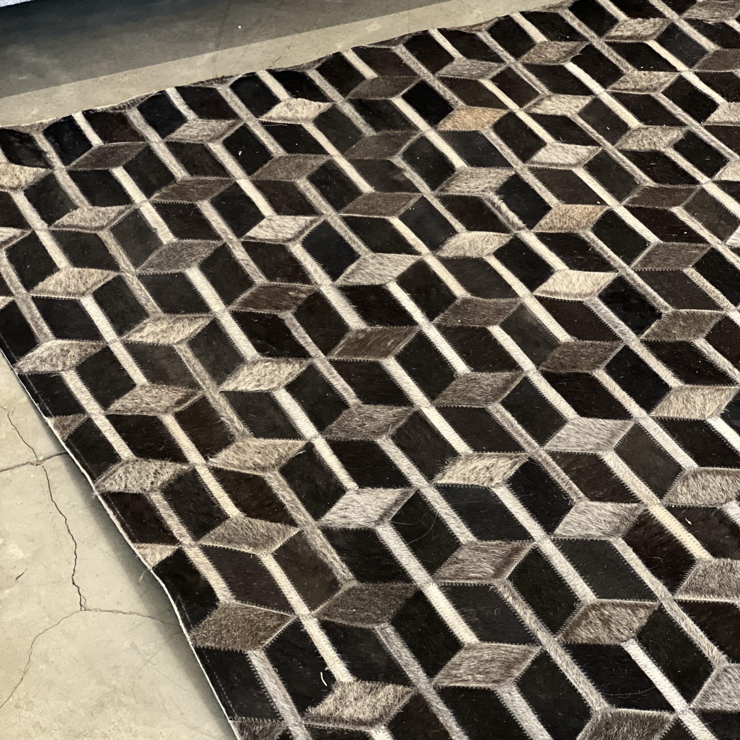 שטיח שחור פסים אפורים ומיני מעוינים דגם איטקס