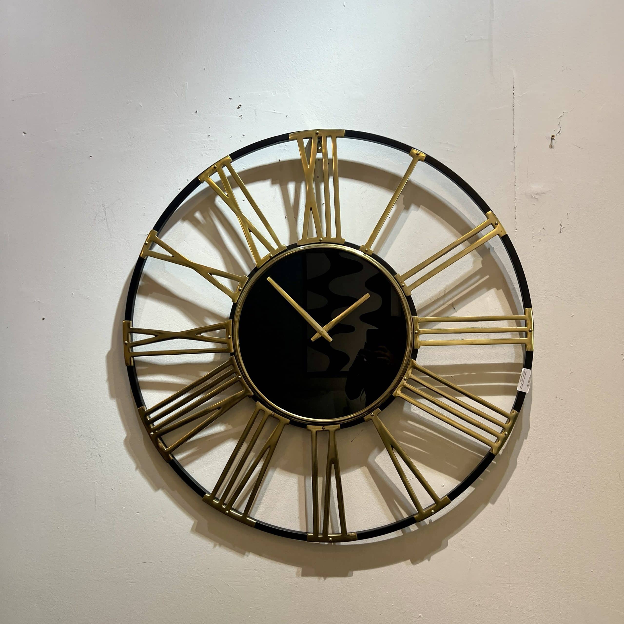 שעון קיר ענק שחור וזהב מבריק חלול דגם שאניב שעון קיר ענק שחור וזהב מבריק חלול דגם שאניב