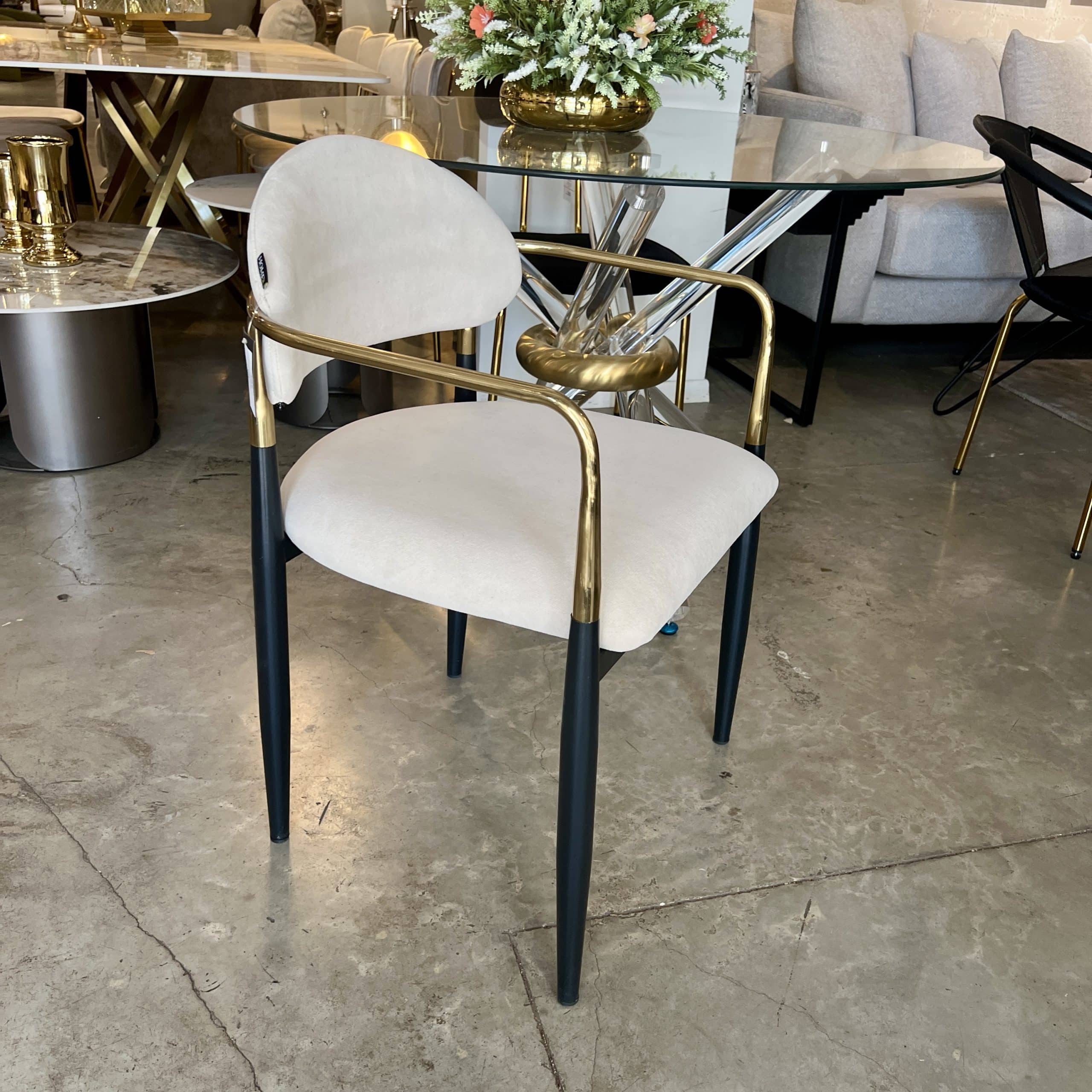 כסא פינת אוכל ידיות זהב רגליים שחור קטיפה שמנת דגם מודרן מנדי- מבצע חיסול אחרונים! כסא פינת אוכל ידיות זהב רגליים שחור קטיפה שמנת דגם מודרן מנדי- מבצע חיסול אחרונים!