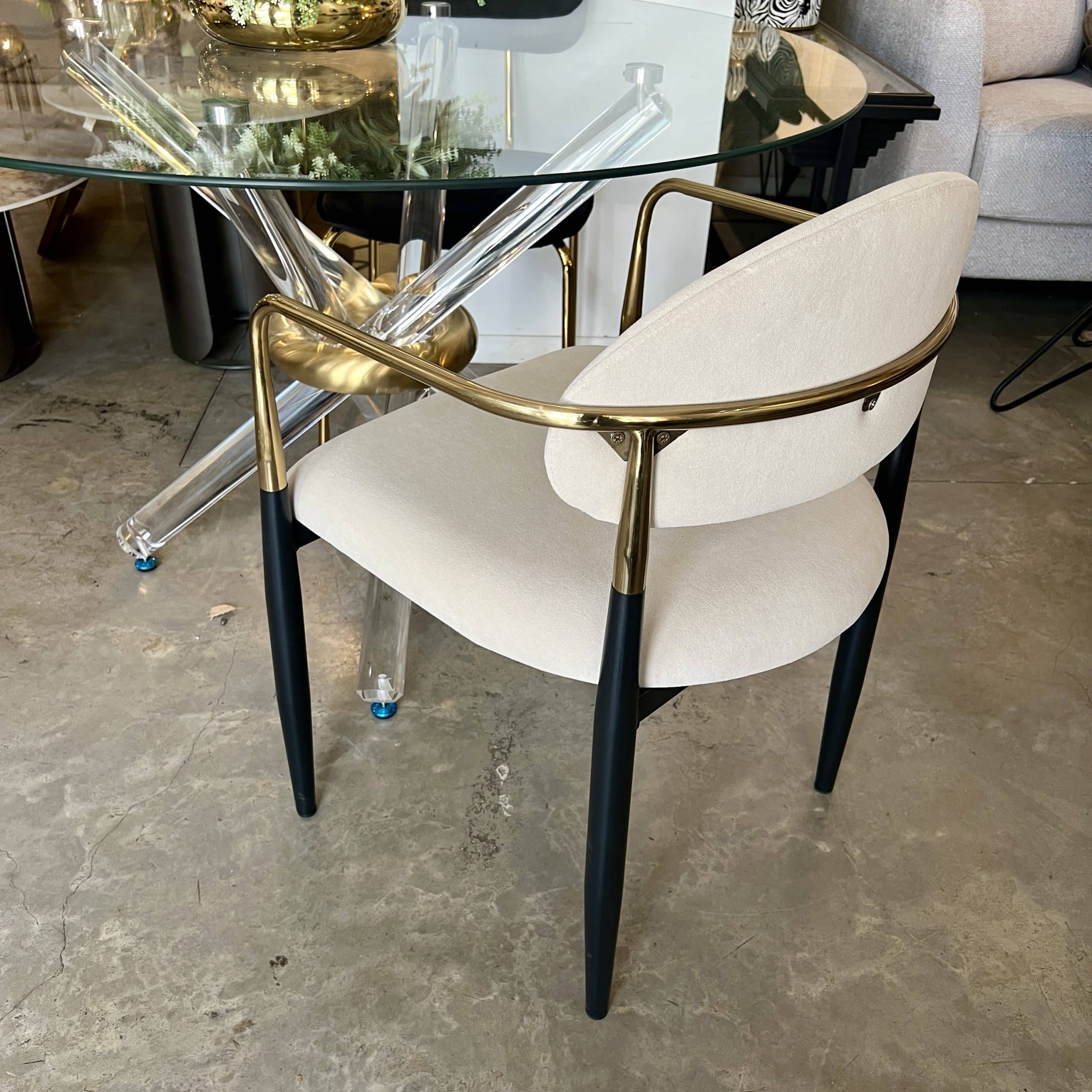 כסא פינת אוכל ידיות זהב רגליים שחור קטיפה שמנת דגם מודרן מנדי- מבצע חיסול אחרונים! כסא פינת אוכל ידיות זהב רגליים שחור קטיפה שמנת דגם מודרן מנדי- מבצע חיסול אחרונים!