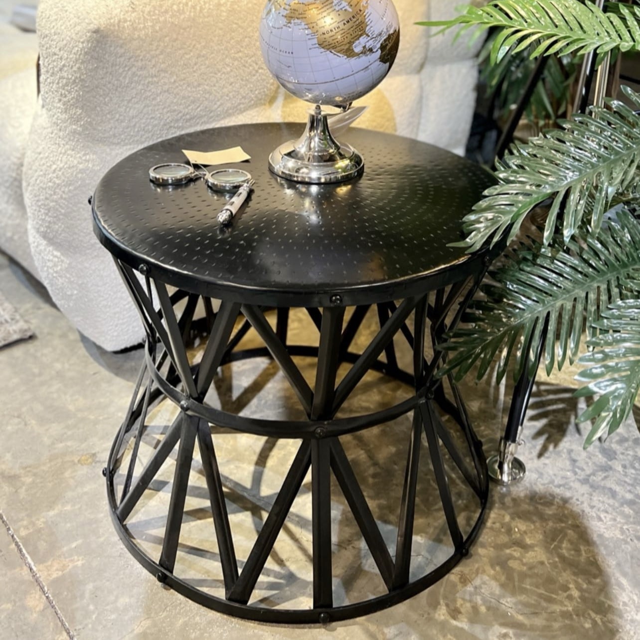 שולחן צד ברזל שחור דגם שאנטי - אחרון חיסול!