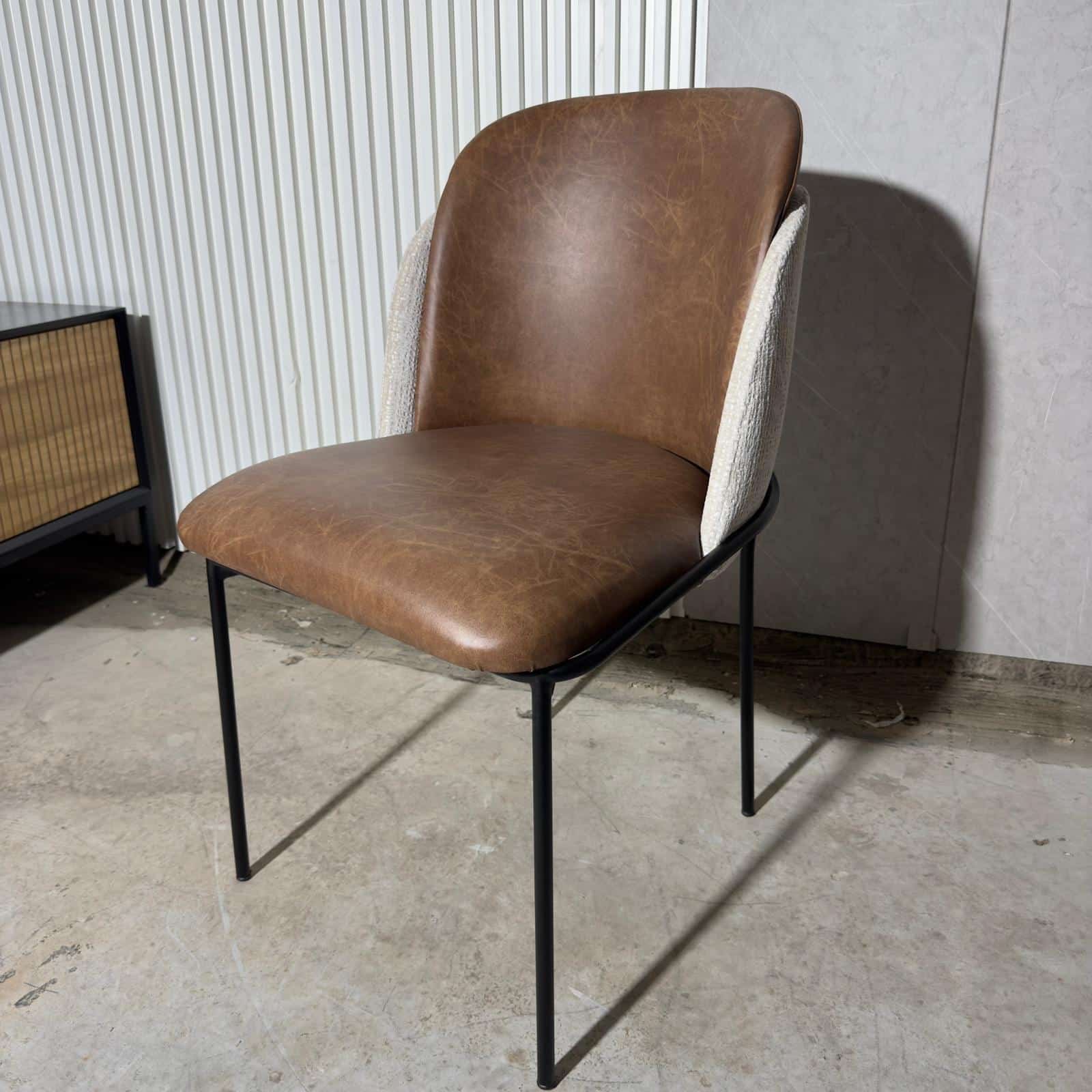 כיסא דמוי עור חום ומעטפת שמנת דגם איתי- אחרון חיסול! כיסא דמוי עור חום ומעטפת שמנת דגם איתי- אחרון חיסול!