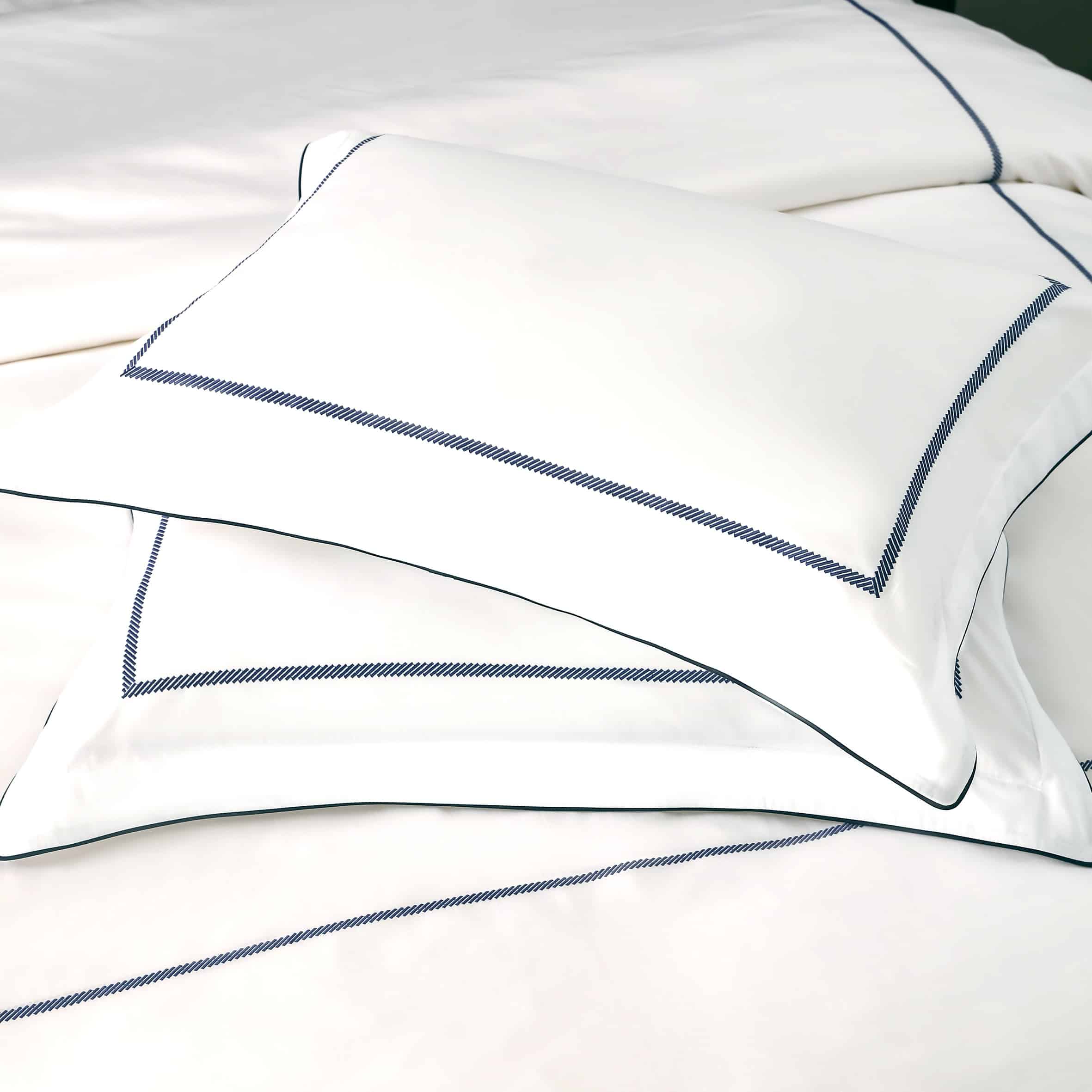 סט מצעים לבן ושחור דגם רויאלטי מאריוט סט מצעים לבן ושחור דגם רויאלטי מאריוט