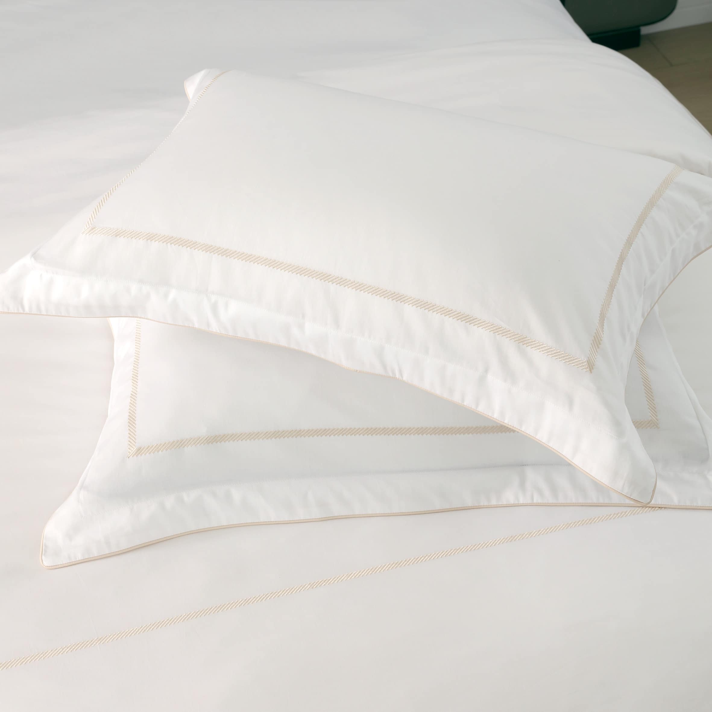 סט מצעים לבן וזהב דגם רויאלטי מאריוט סט מצעים לבן וזהב דגם רויאלטי מאריוט