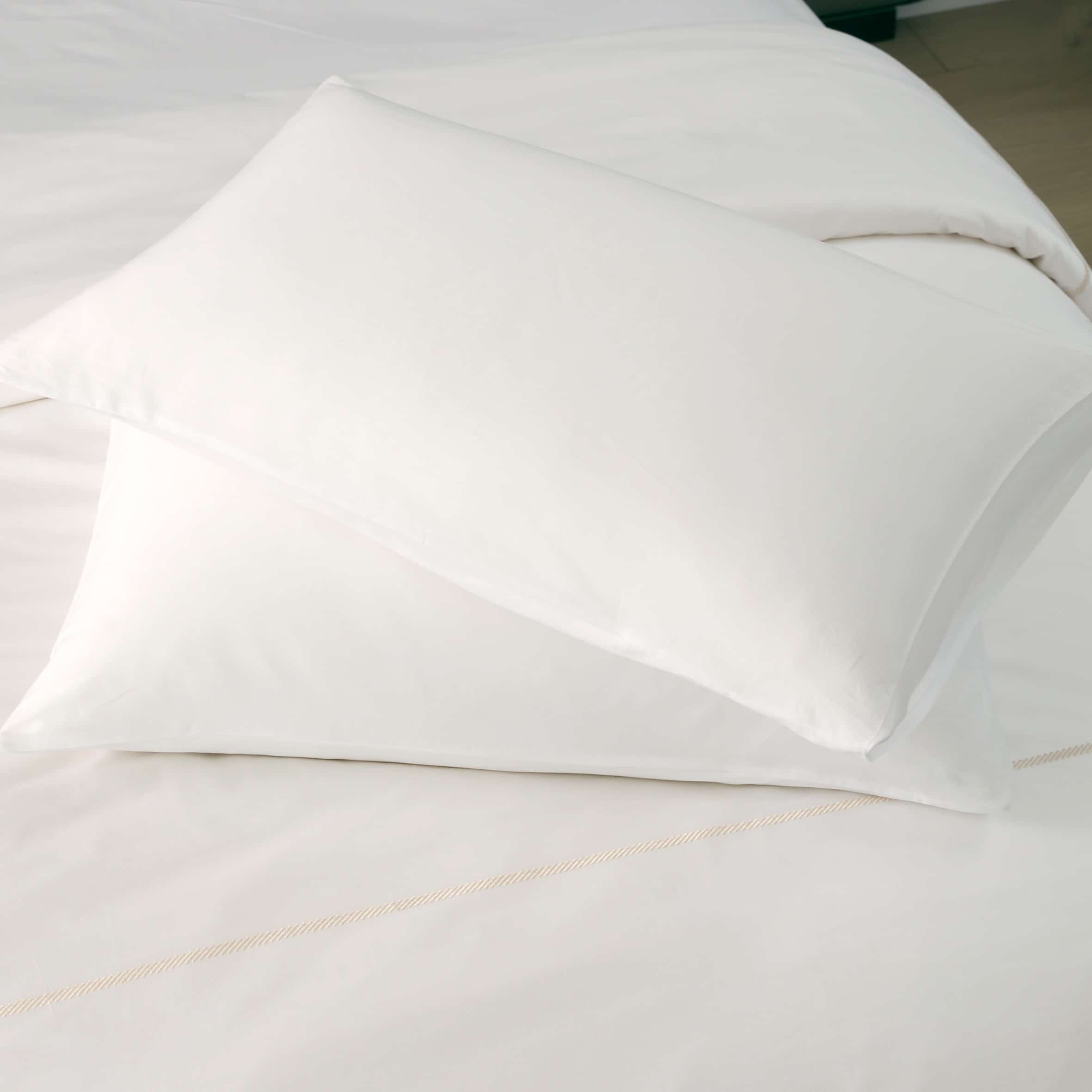 סט מצעים לבן וזהב דגם רויאלטי מאריוט סט מצעים לבן וזהב דגם רויאלטי מאריוט