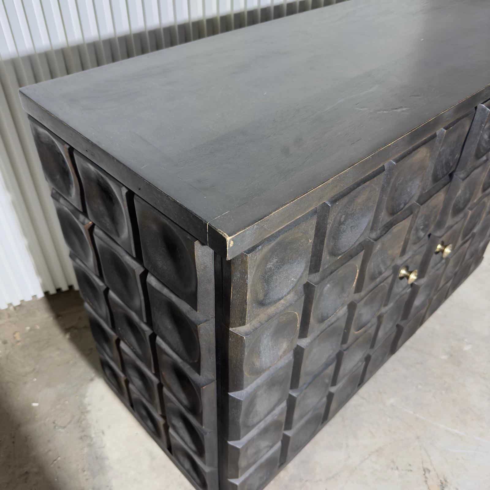 קומודה 2 דלתות חזיתות עיגולים חום שוקולד רגל זהב קומודה 2 דלתות חזיתות עיגולים חום שוקולד רגל זהב