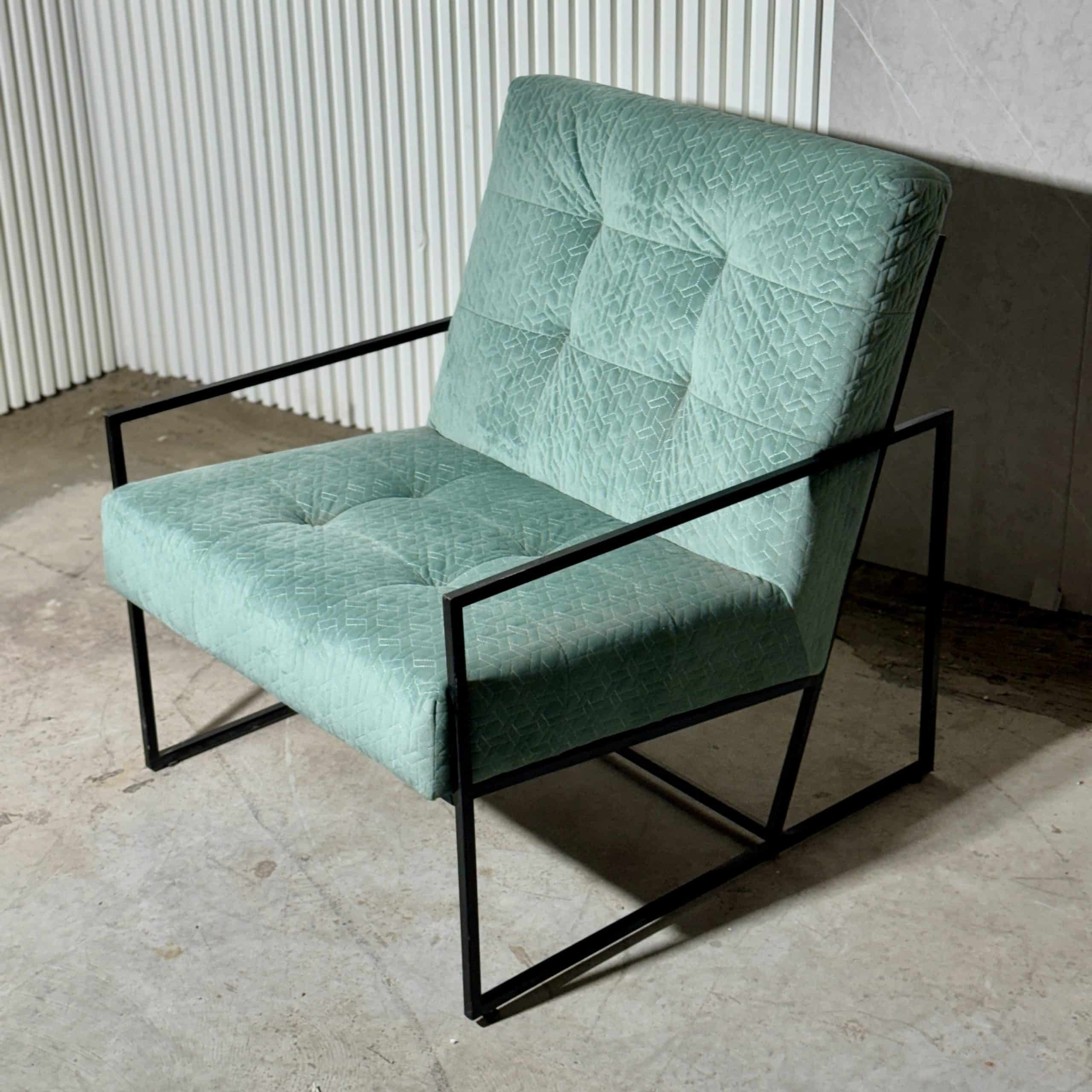 כורסא מעוצבת תכלת טורקיז ידיות שחורות דגם רום כורסא מעוצבת תכלת טורקיז ידיות שחורות דגם רום