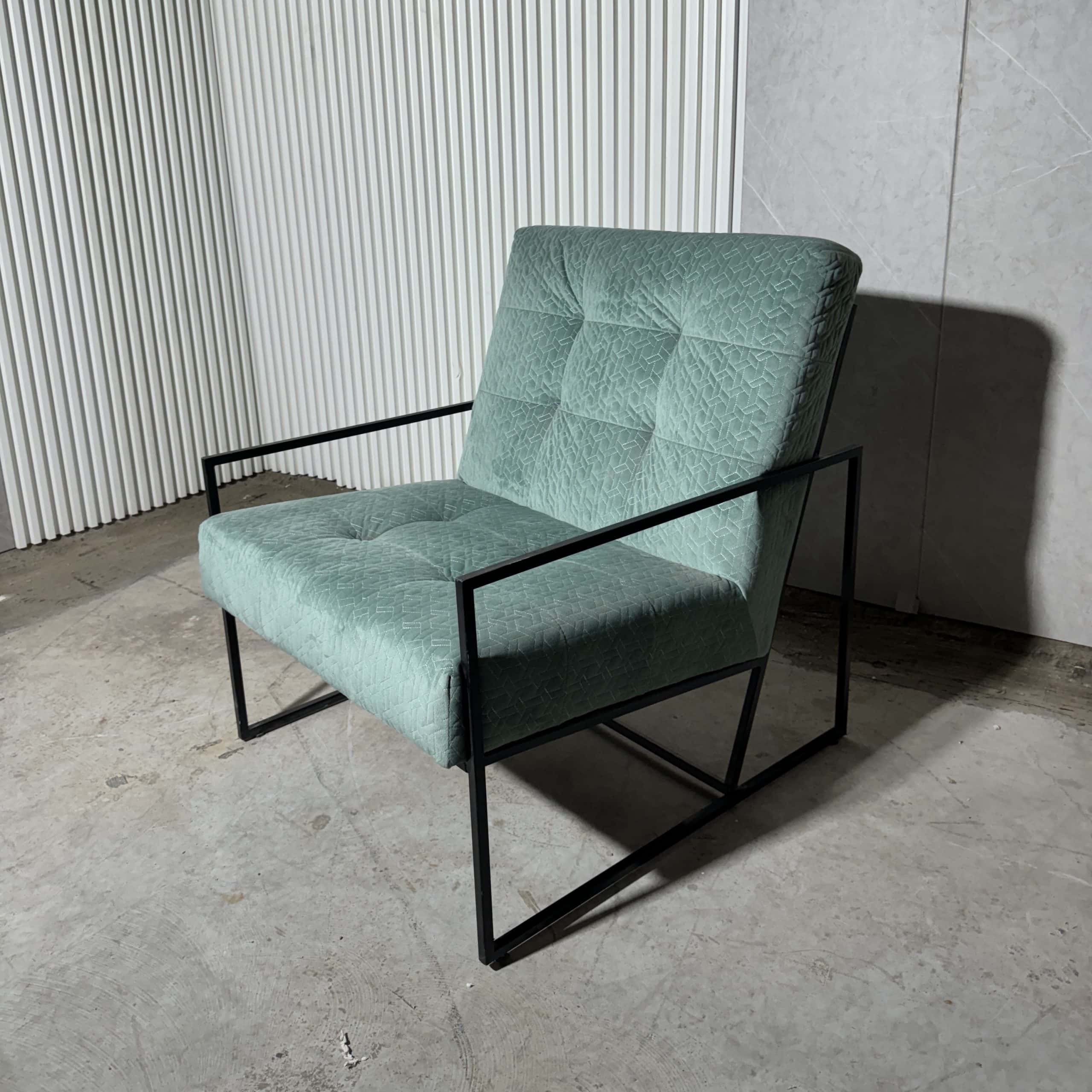 כורסא מעוצבת תכלת טורקיז ידיות שחורות דגם רום כורסא מעוצבת תכלת טורקיז ידיות שחורות דגם רום