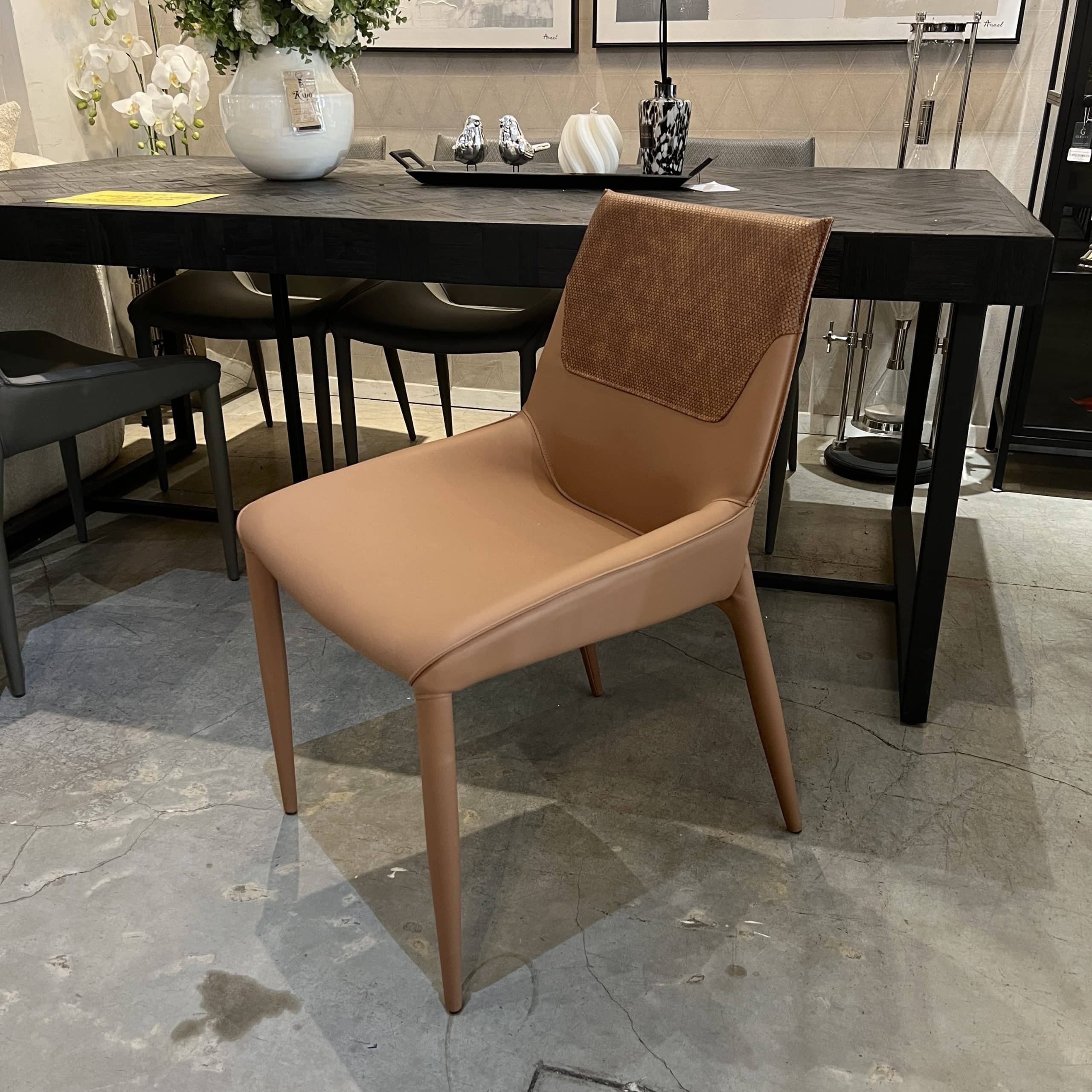 כיסא מעוצב יוקרתי דמוי עור כאמל דגם פבריציו- חיסול! כיסא מעוצב יוקרתי דמוי עור כאמל דגם פבריציו- חיסול!