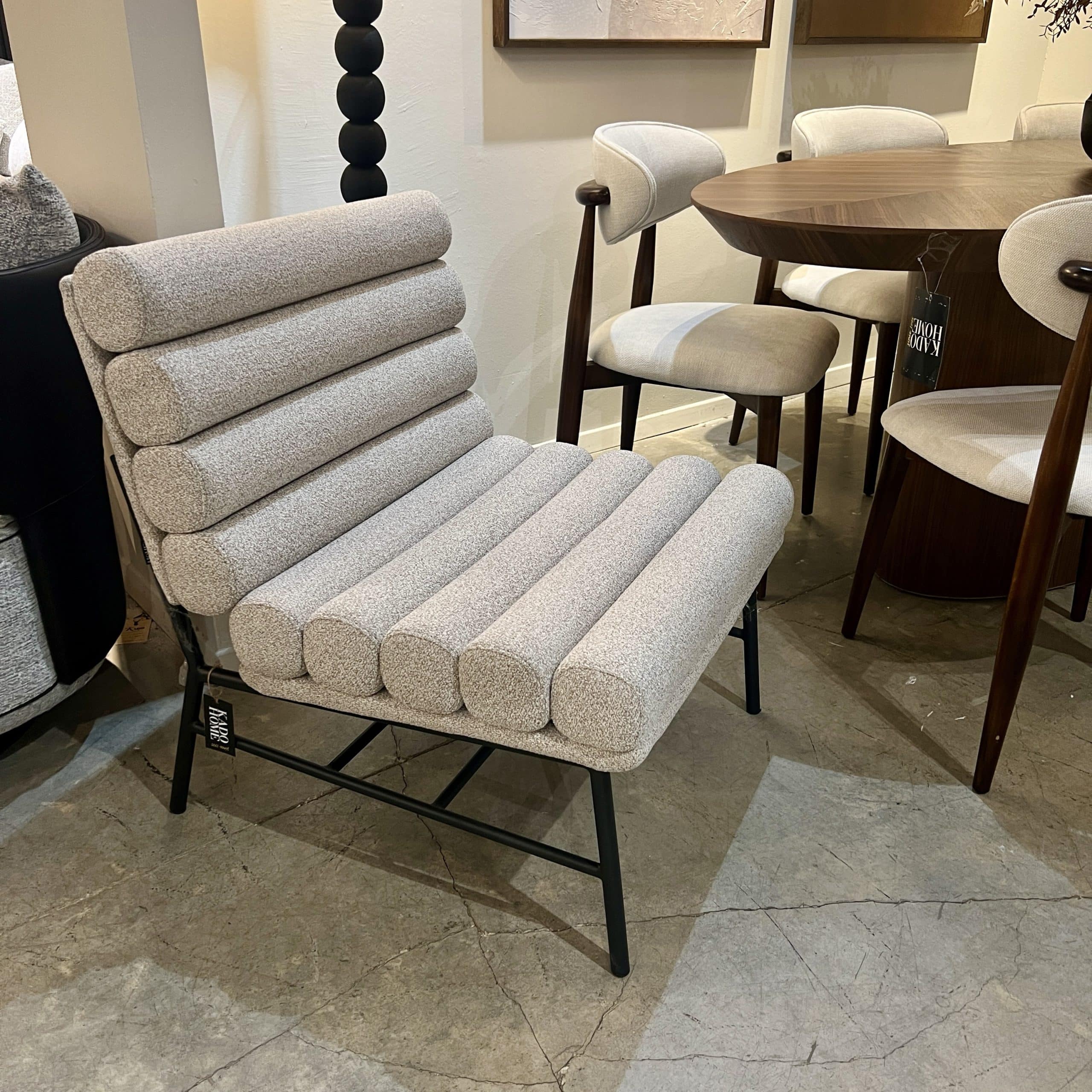 כורסא אריג בהיר אבן בטון ברלין ברזל שחור דגם סופיטל כורסא אריג בהיר אבן בטון ברלין ברזל שחור דגם סופיטל