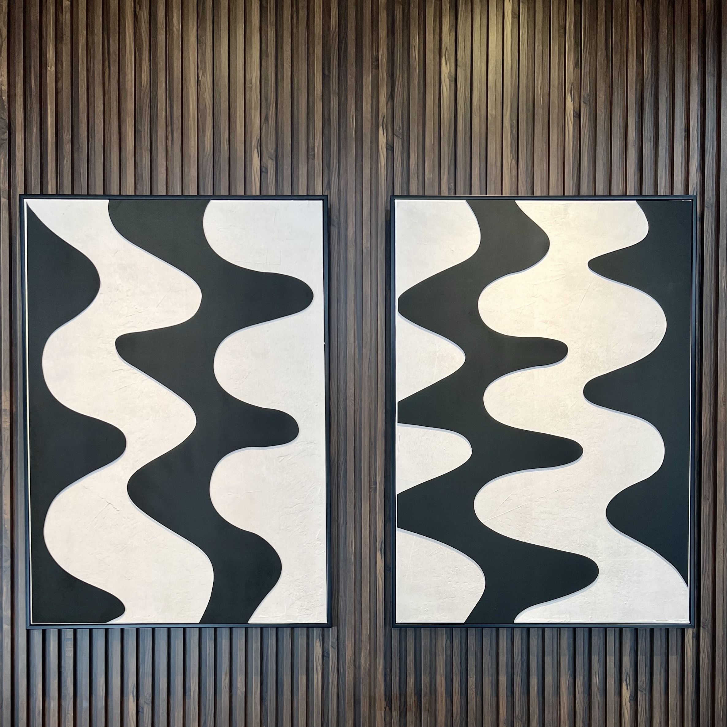 תמונה תבליט זיגזג שחור לבן עבודת יד בשילוב מסגרת