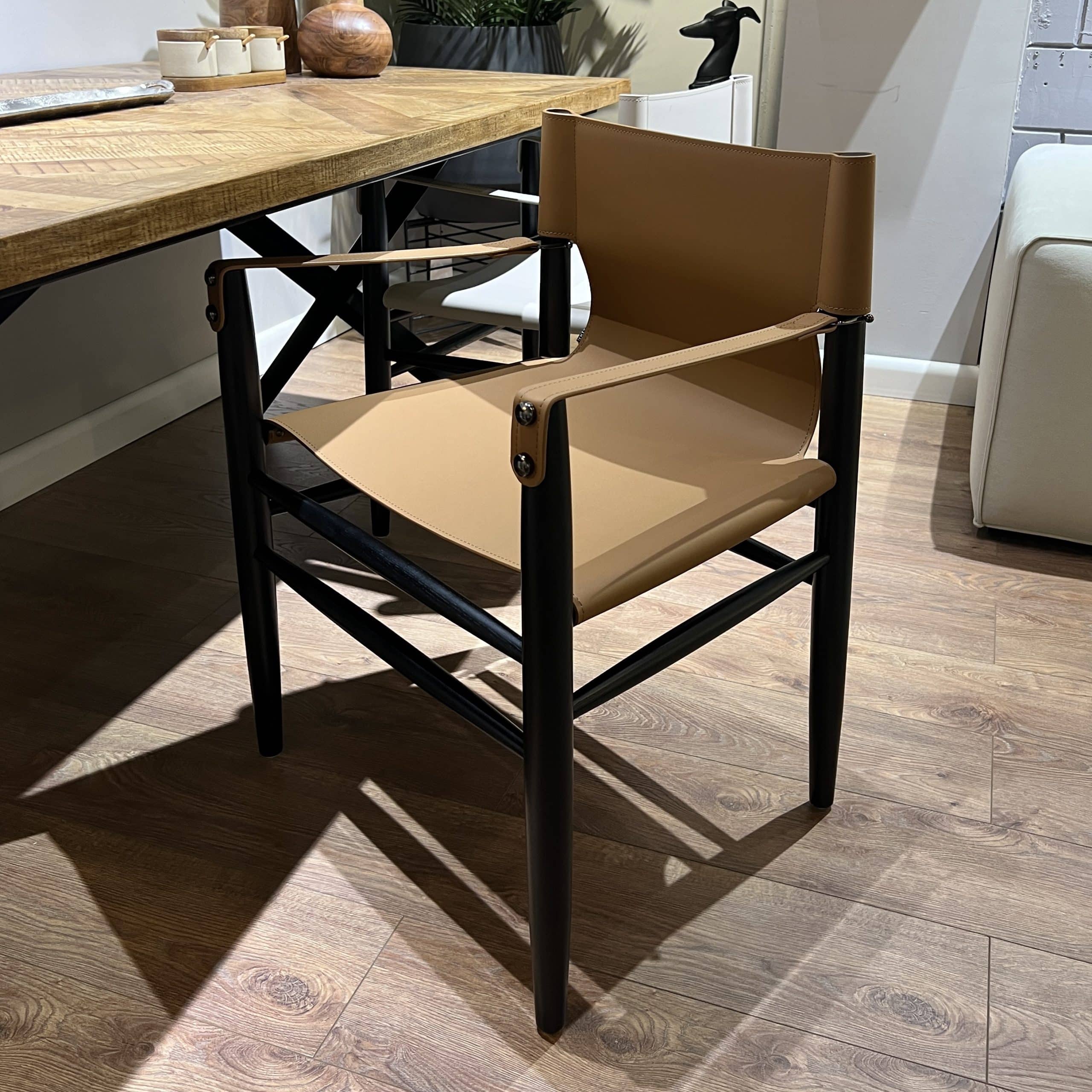 כיסא כורסא אלונסו עור כאמל גוף שחור דגם סופיטל כיסא כורסא אלונסו עור כאמל גוף שחור דגם סופיטל