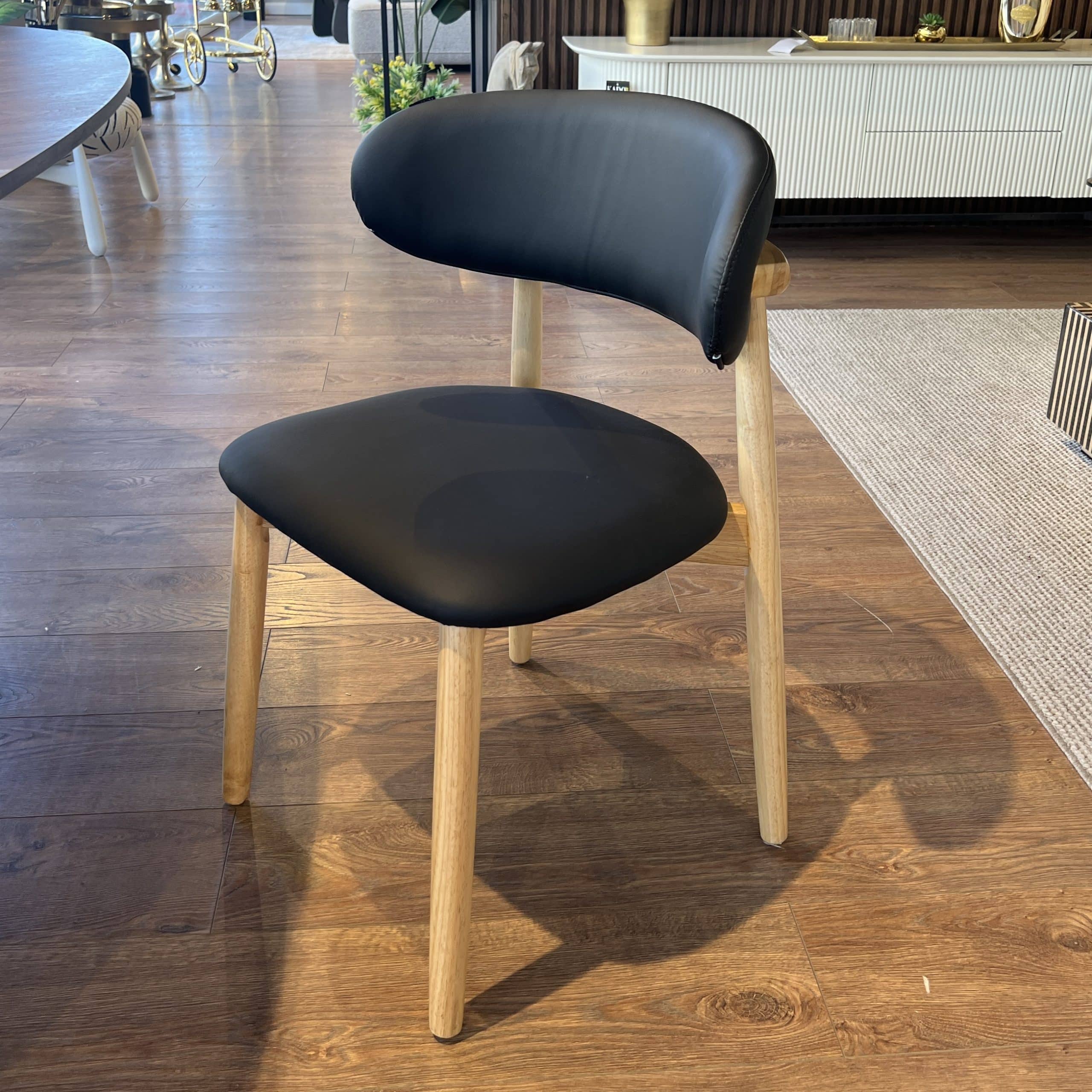 כיסא פיליפה עץ אלון עור שחור דגם סופיטל - 2 אחרונים! כיסא פיליפה עץ אלון עור שחור דגם סופיטל - 2 אחרונים!