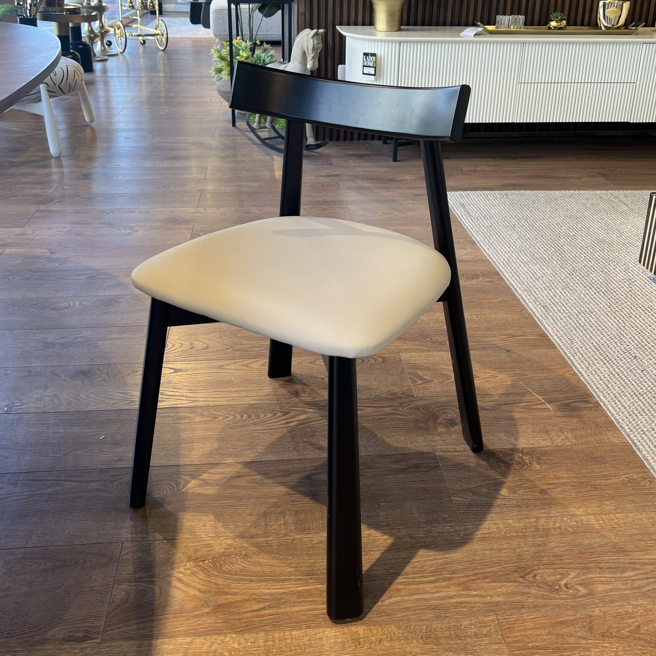 כיסא מתיאס דמוי עור אבן דגם סופיטל - אחרונים מתצוגה! כיסא מתיאס דמוי עור אבן דגם סופיטל - אחרונים מתצוגה!