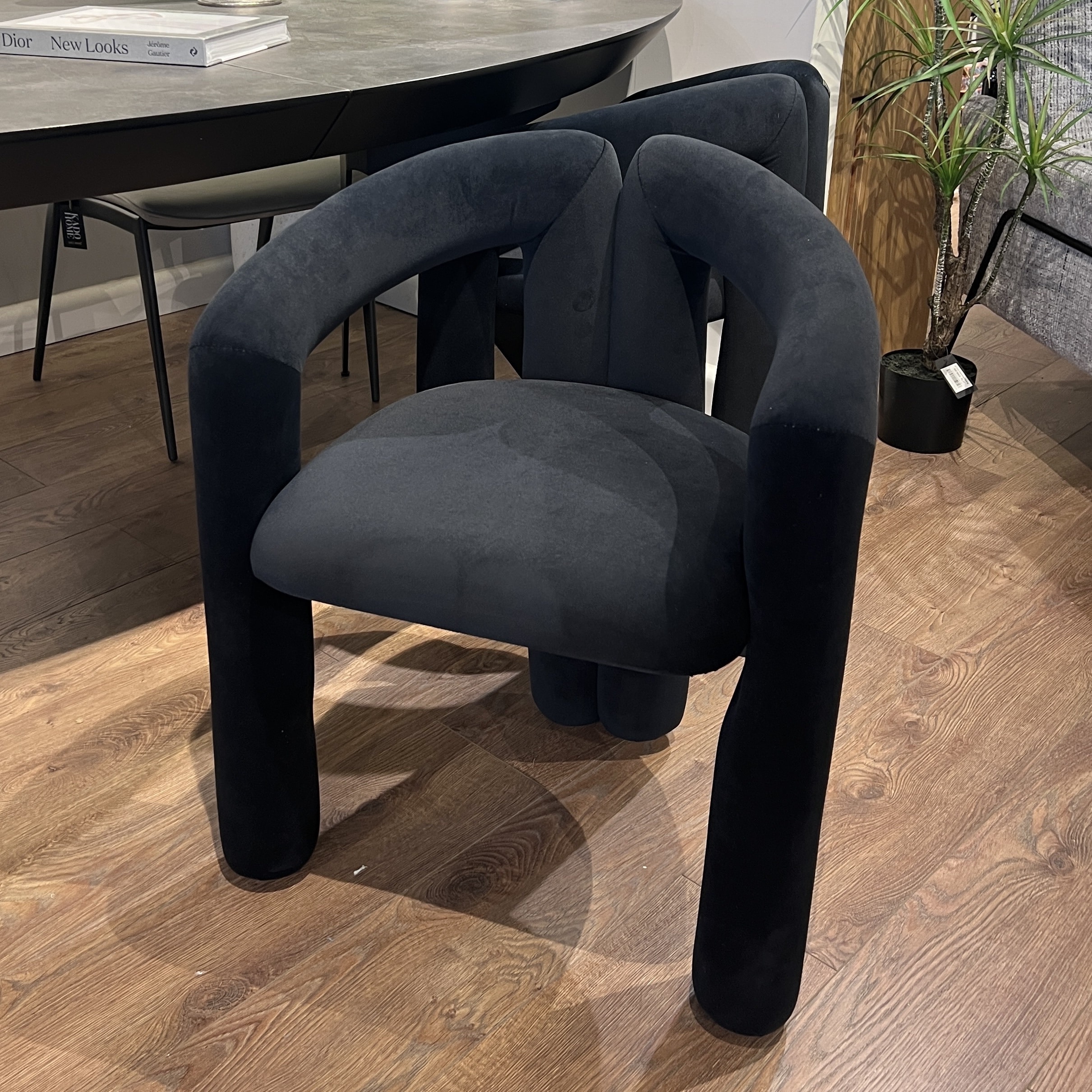 כיסא כורסא פולנצו קטיפה שחור דגם סופיטל כיסא כורסא פולנצו קטיפה שחור דגם סופיטל