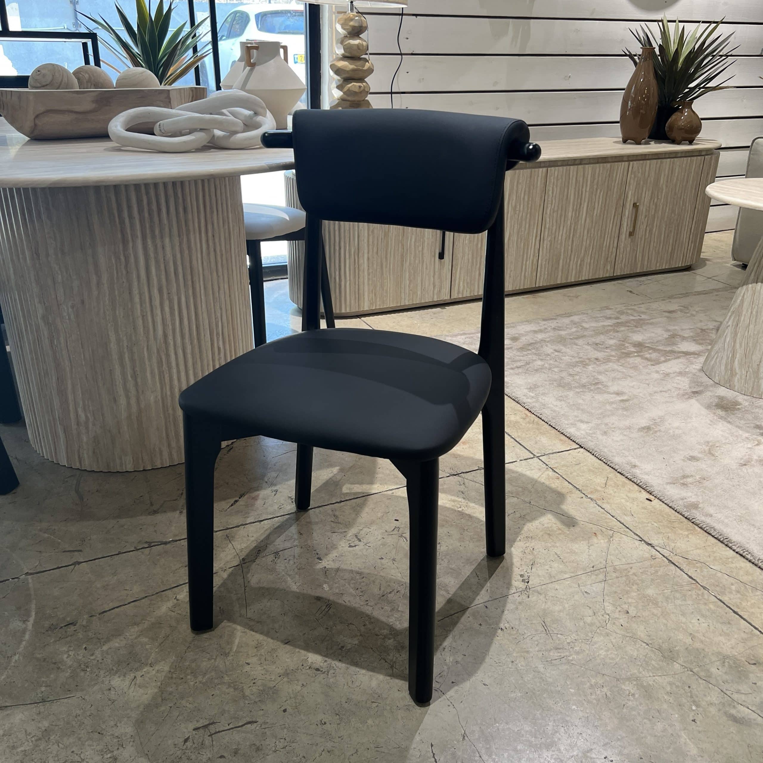 כיסא ויולה דמוי עור שחור דגם סופיטל | חיסול 2אחרונים! כיסא ויולה דמוי עור שחור דגם סופיטל | חיסול 2אחרונים!