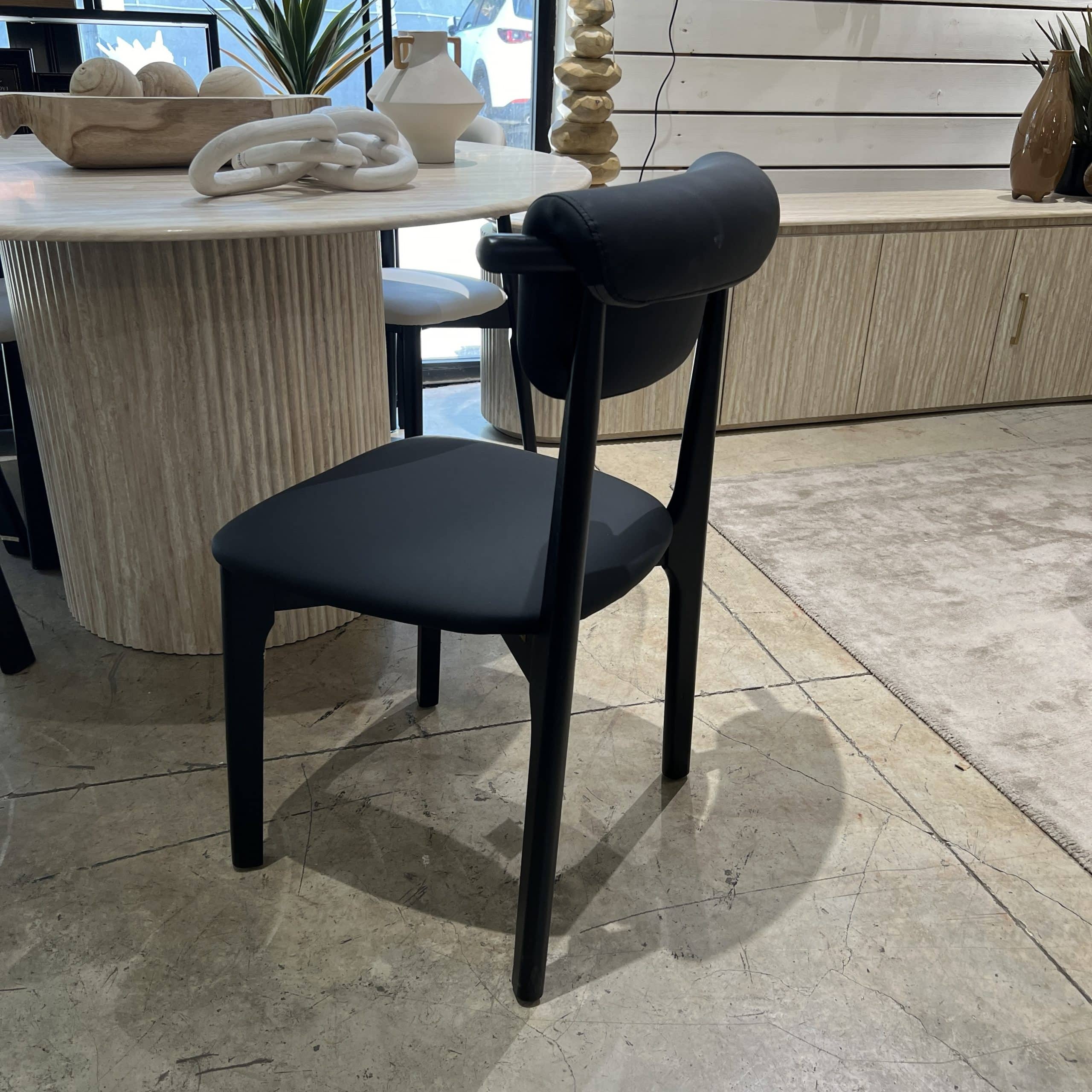 כיסא ויולה דמוי עור שחור דגם סופיטל | חיסול 2אחרונים! כיסא ויולה דמוי עור שחור דגם סופיטל | חיסול 2אחרונים!