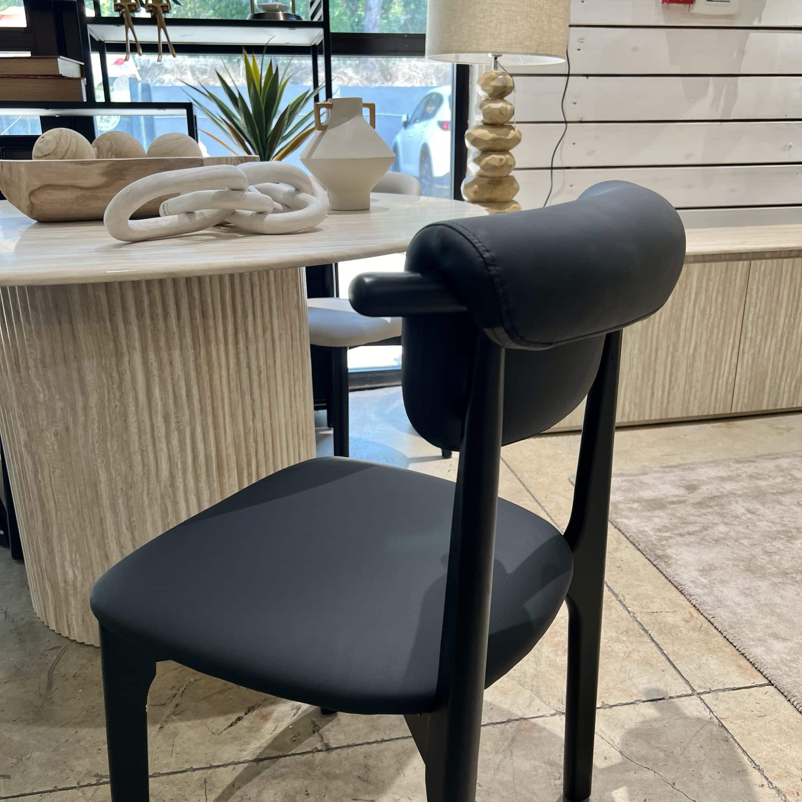 כיסא ויולה דמוי עור שחור דגם סופיטל | חיסול 2אחרונים! כיסא ויולה דמוי עור שחור דגם סופיטל | חיסול 2אחרונים!