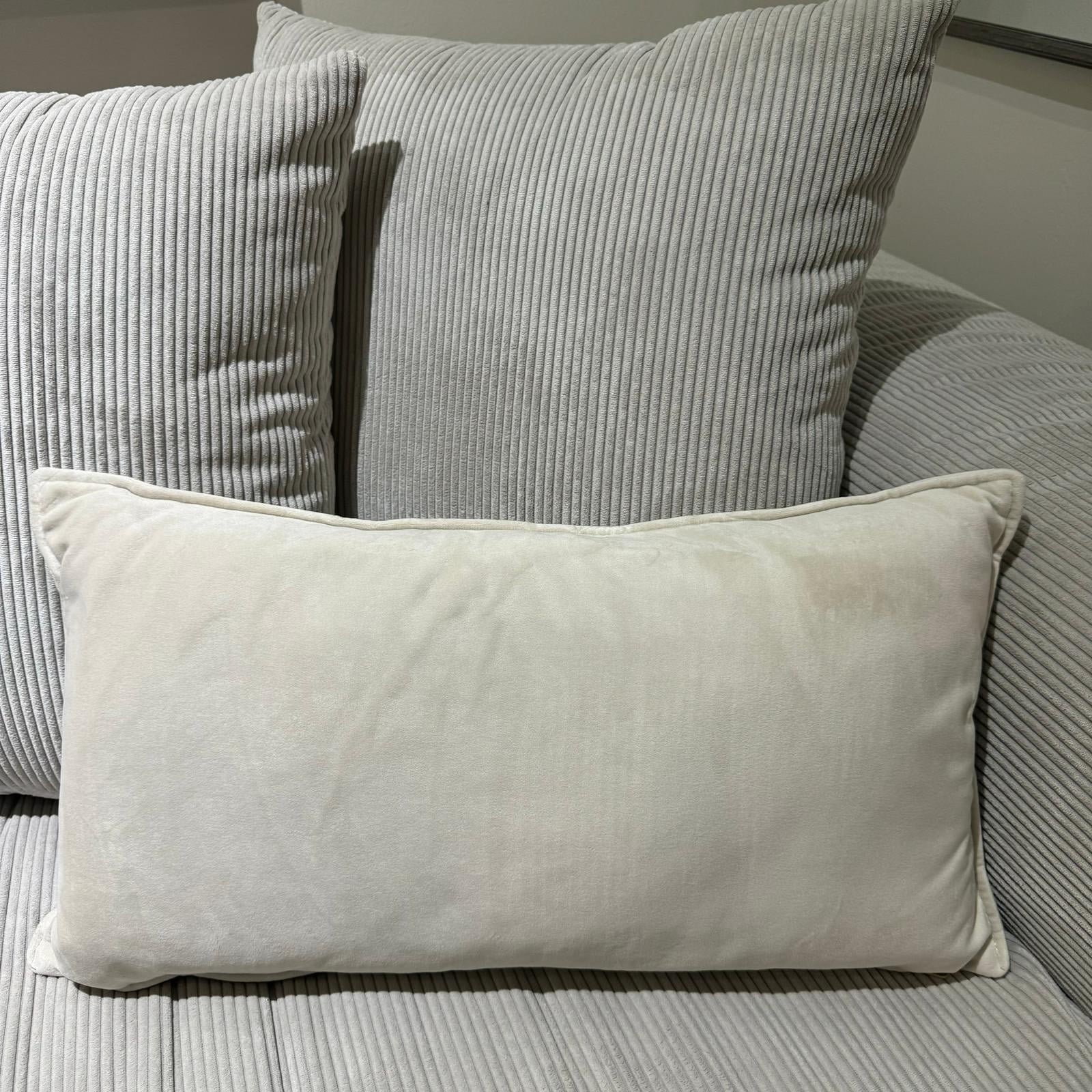 כרית נוי מלבנית קטיפה בז שמנת כרית נוי מלבנית קטיפה בז שמנת