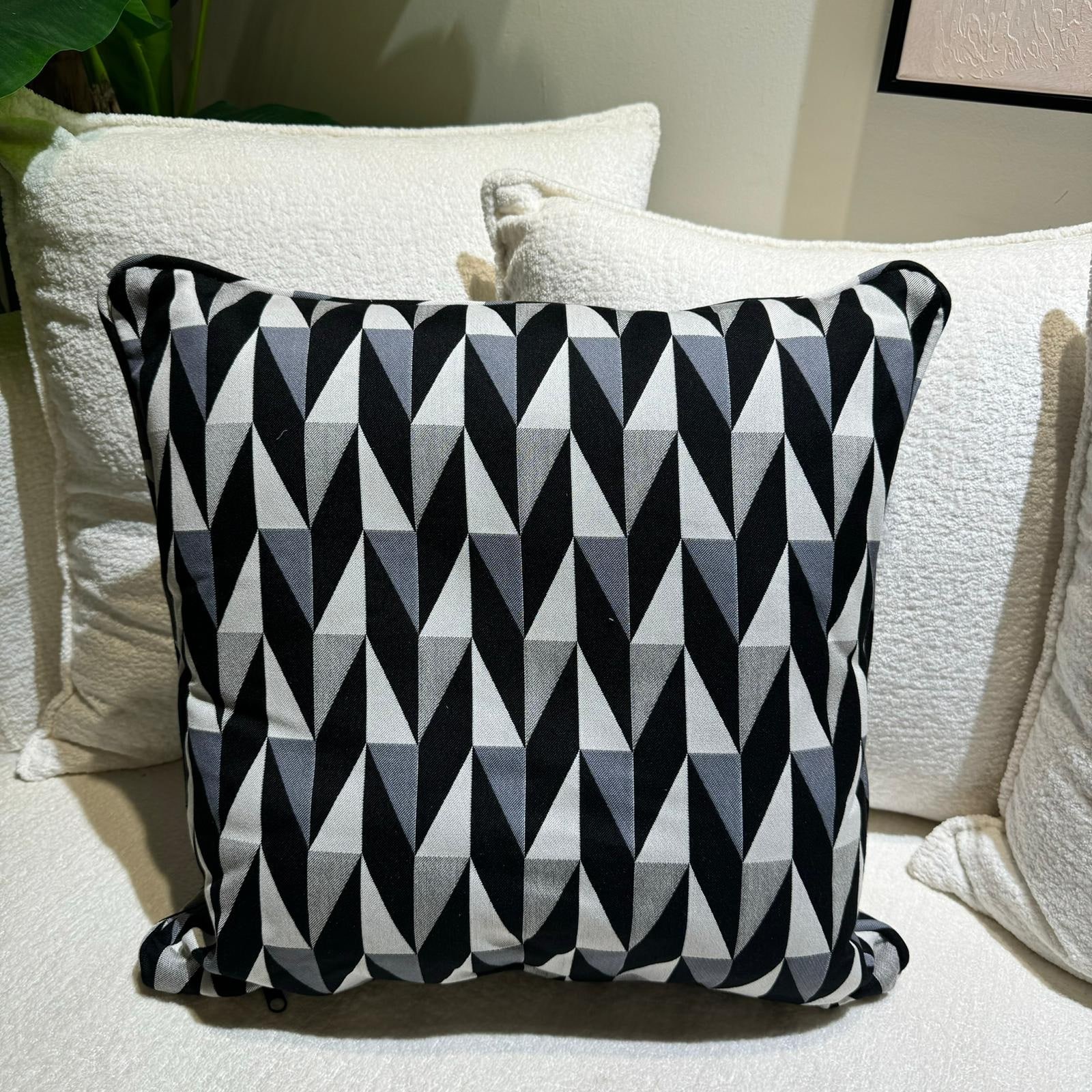 כרית נוי מרובעת שחור אפור טקסטורה