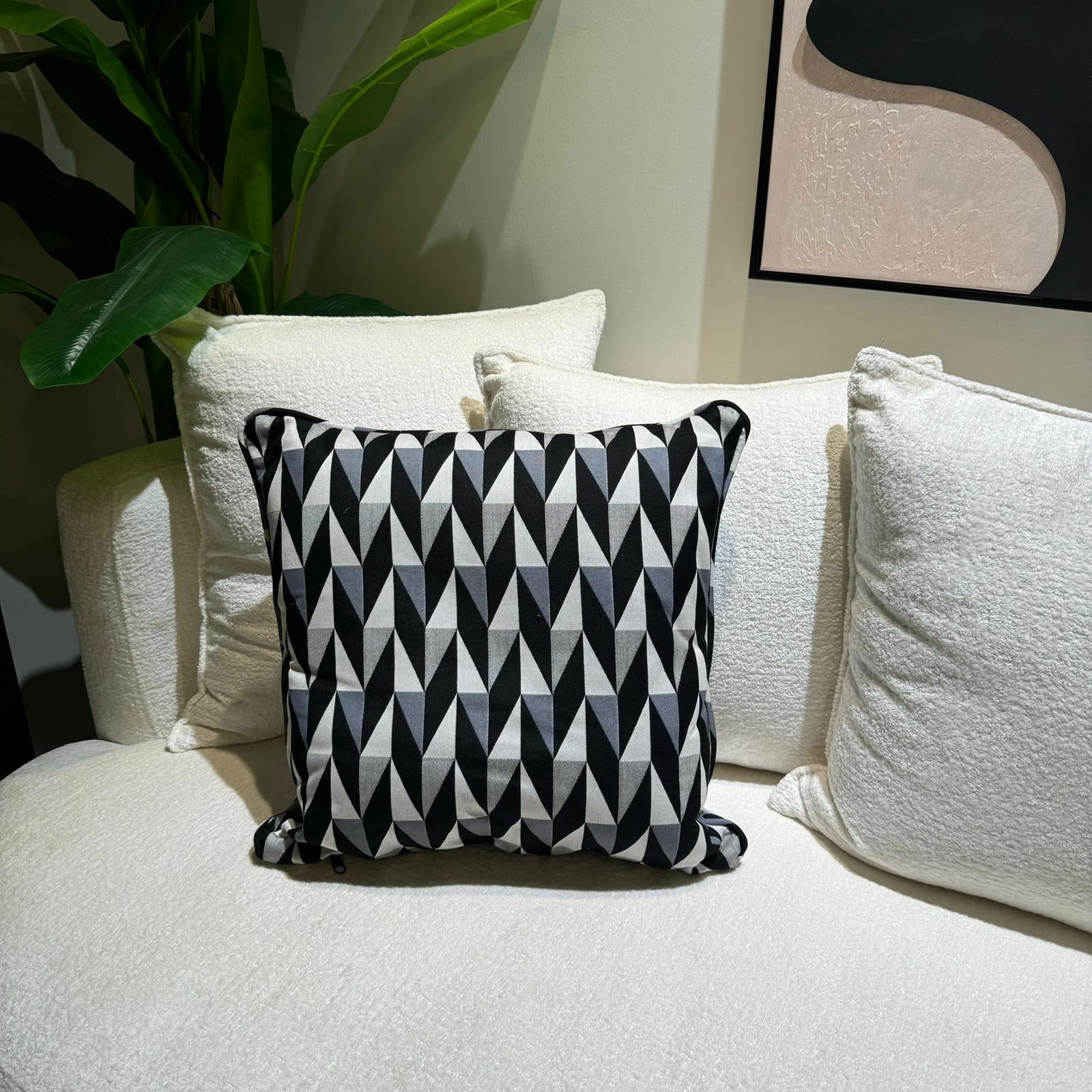 כרית נוי מרובעת שחור אפור טקסטורה