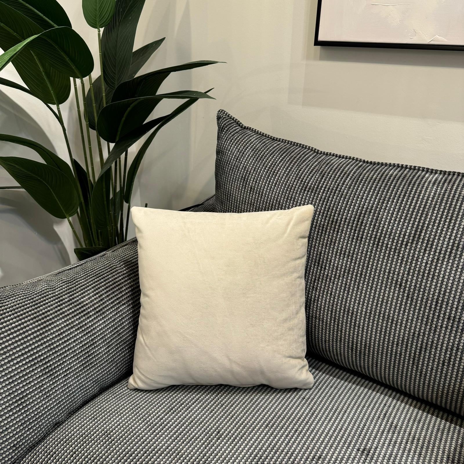 כרית נוי מרובעת קטיפה בז