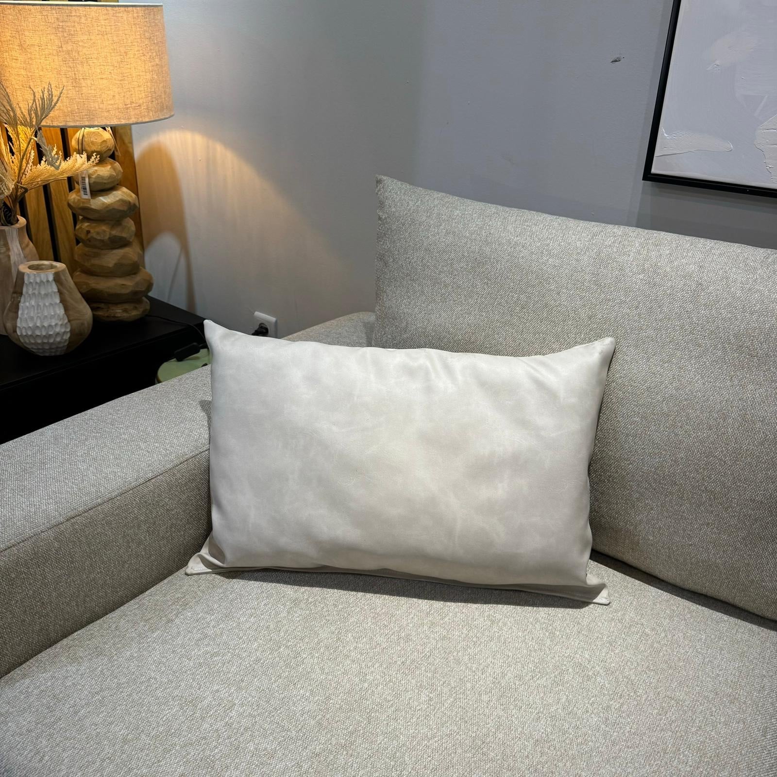 כרית נוי מלבנית דמוי עור שמנת כרית נוי מלבנית דמוי עור שמנת