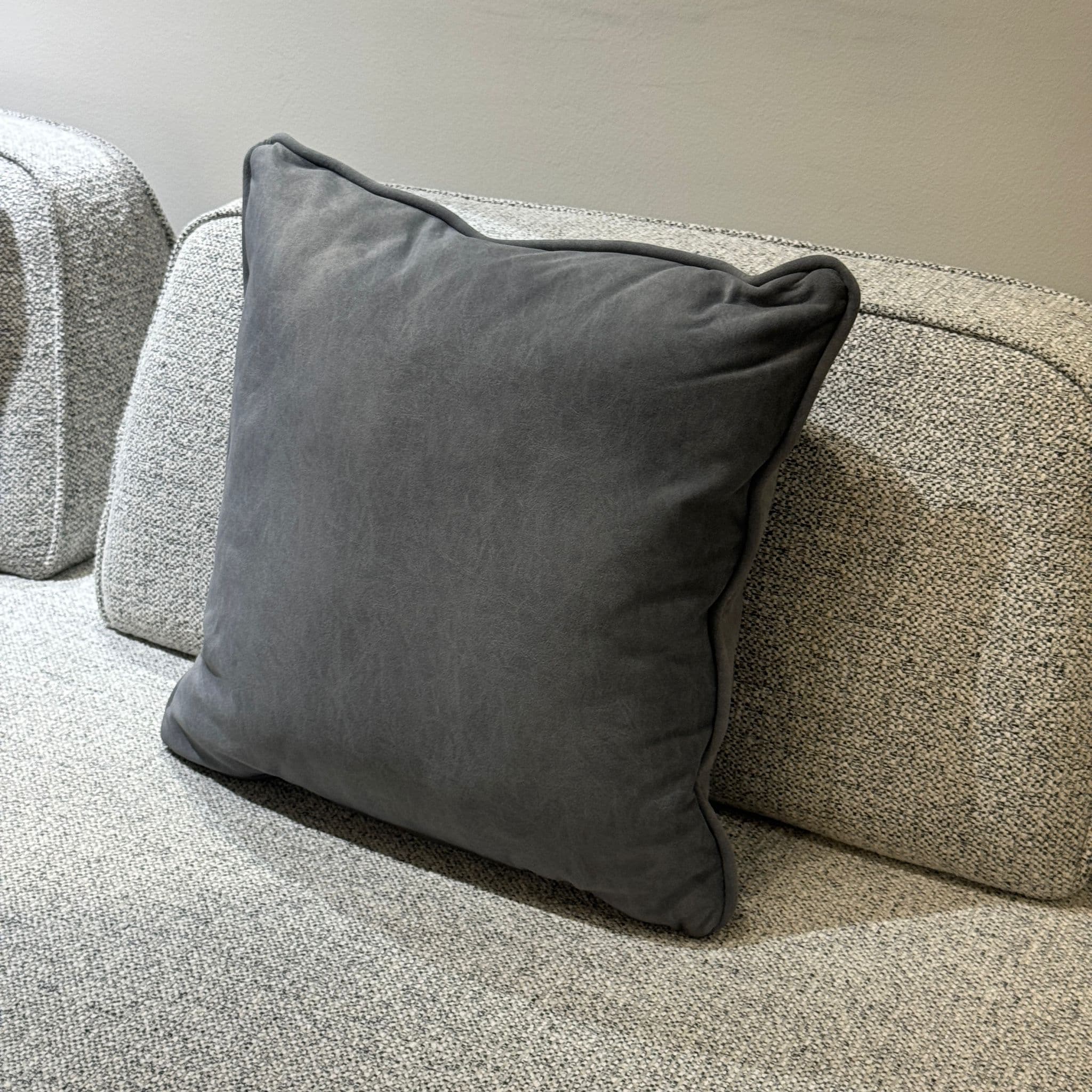 כרית נוי מרובעת אפור כהה