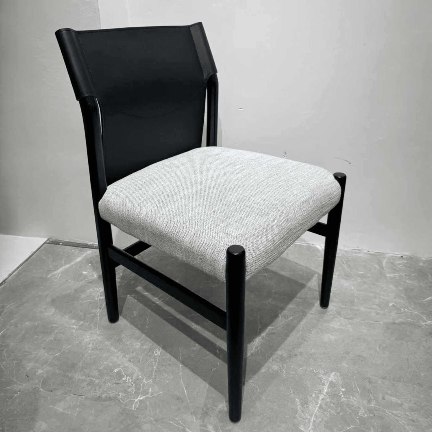 כיסא דומיניק גב עור עץ שחור דגם סופיטל כיסא דומיניק גב עור עץ שחור דגם סופיטל