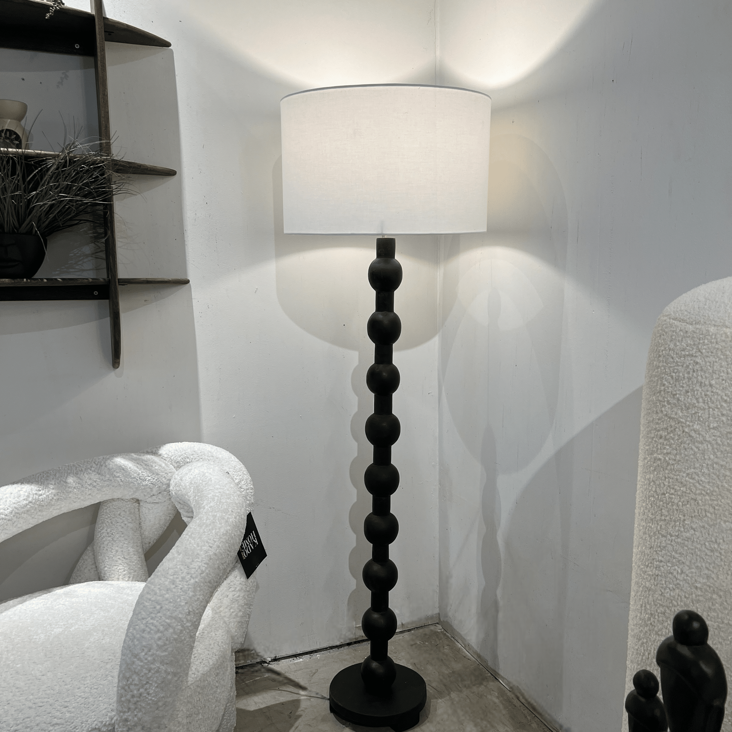 מנורה עומדת רגל עץ כדורים שחורה דגם שאנטי מנורה עומדת רגל עץ כדורים שחורה דגם שאנטי