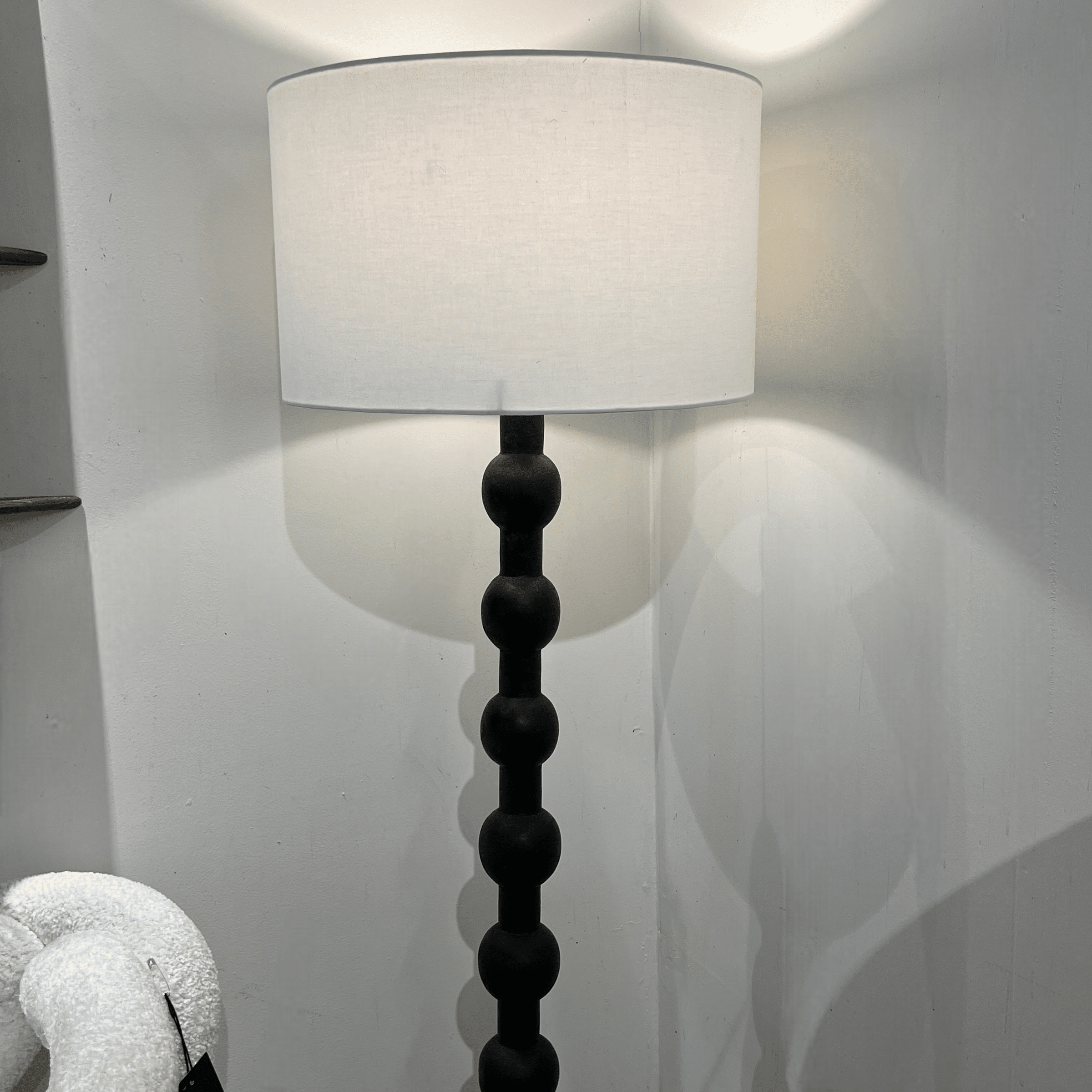 מנורה עומדת רגל עץ כדורים שחורה דגם שאנטי מנורה עומדת רגל עץ כדורים שחורה דגם שאנטי