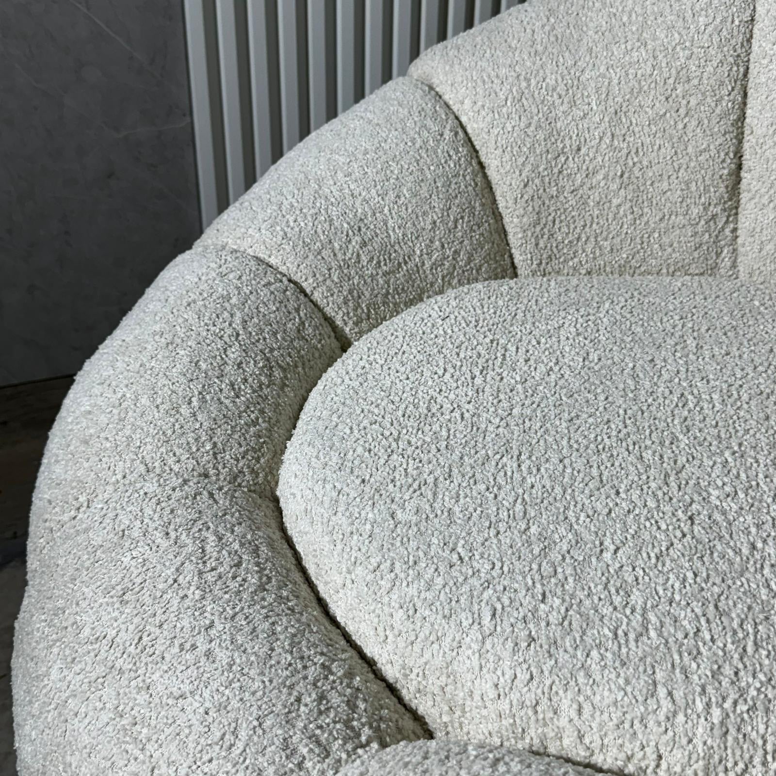 כורסא מעוגלת לבנה דגם פנורמה כורסא מעוגלת לבנה דגם פנורמה