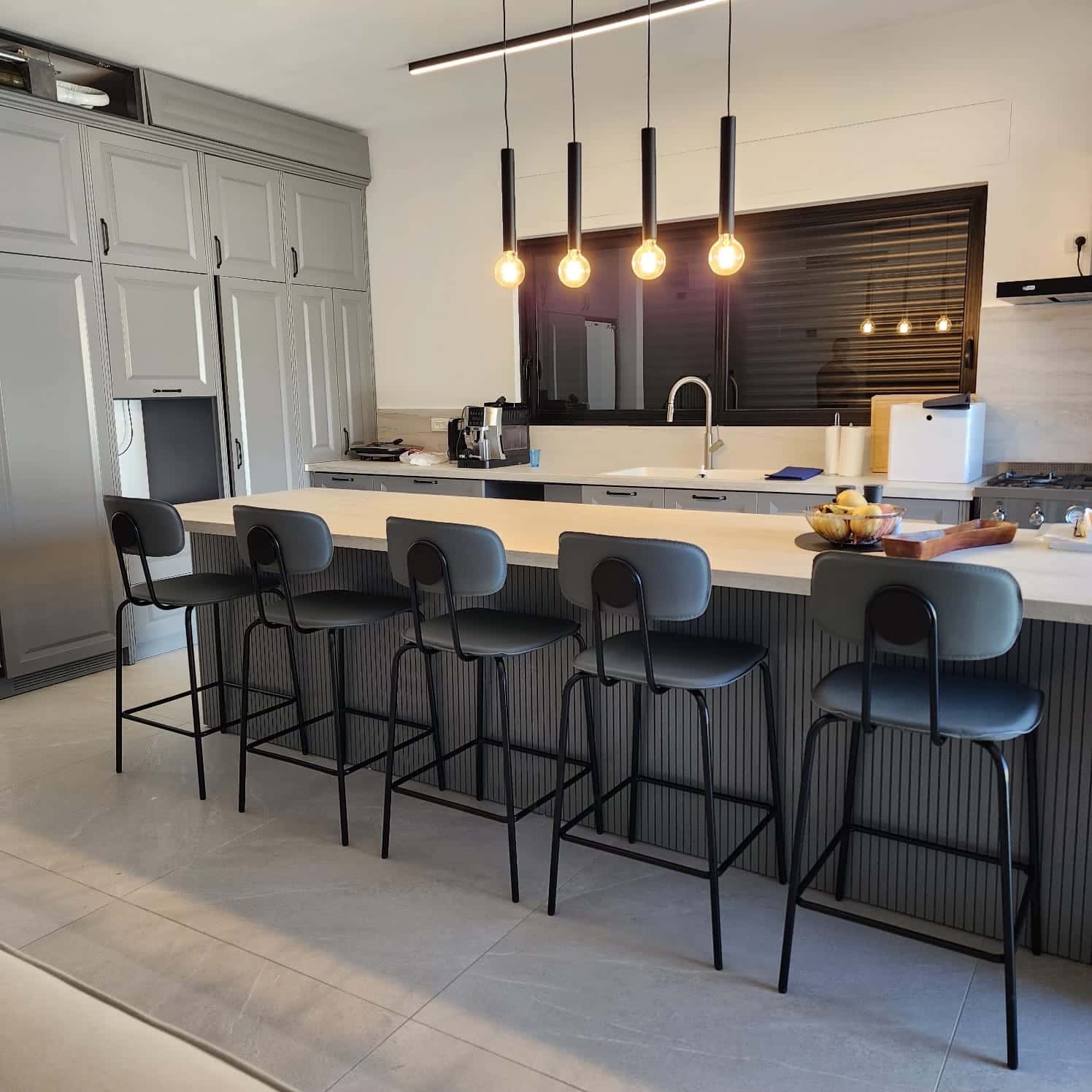 כיסא בר דגם סטפני דמוי עור אפור רגל שחורה - אחרונים! כיסא בר דגם סטפני דמוי עור אפור רגל שחורה - אחרונים!