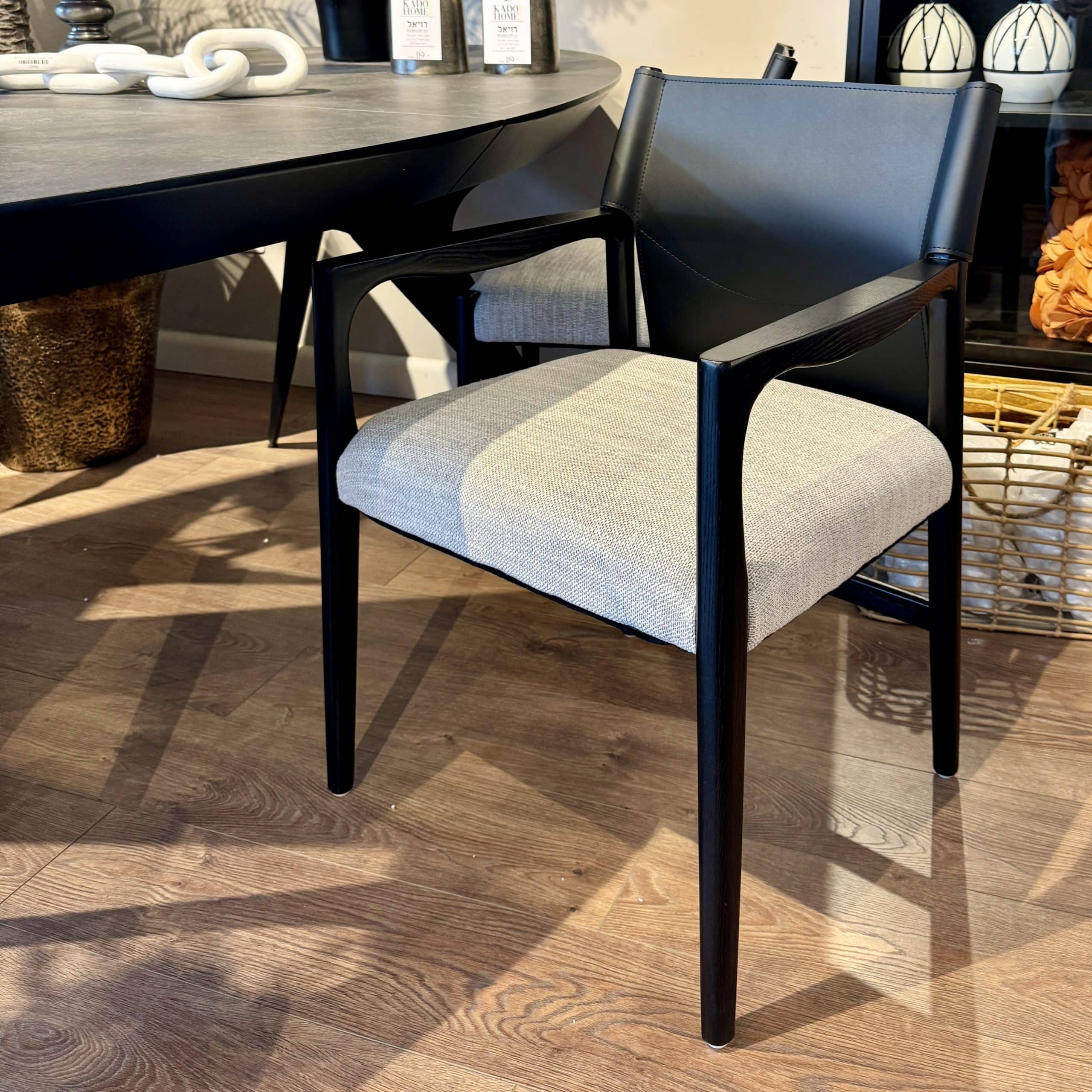 כיסא כורסא דומיניק עץ שחור דגם סופיטל - אחרון במלאי! כיסא כורסא דומיניק עץ שחור דגם סופיטל - אחרון במלאי!