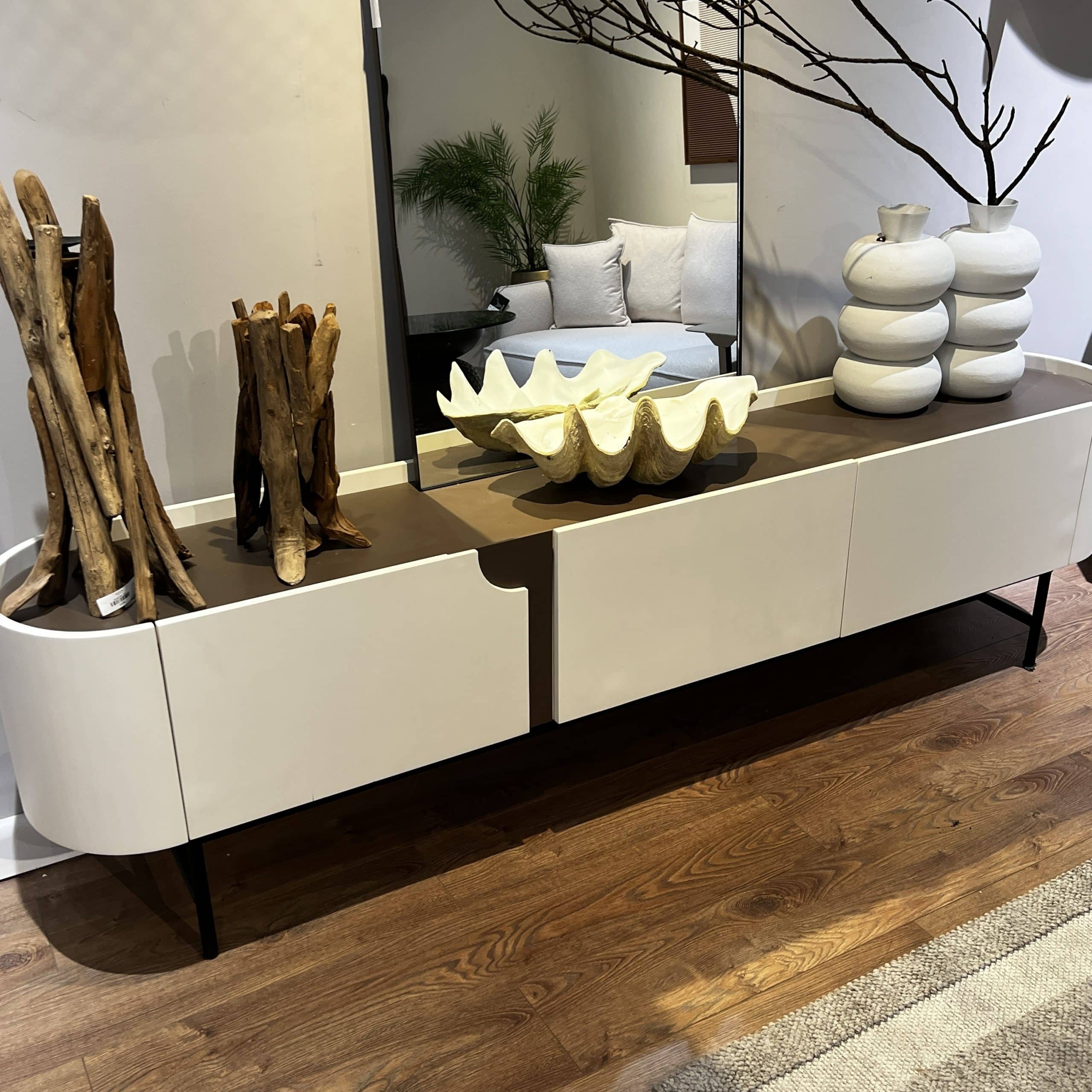 מזנון מעוצב דגם טאו מעוגל רגל ברזל | בעיצוב אישי מזנון מעוצב דגם טאו מעוגל רגל ברזל | בעיצוב אישי