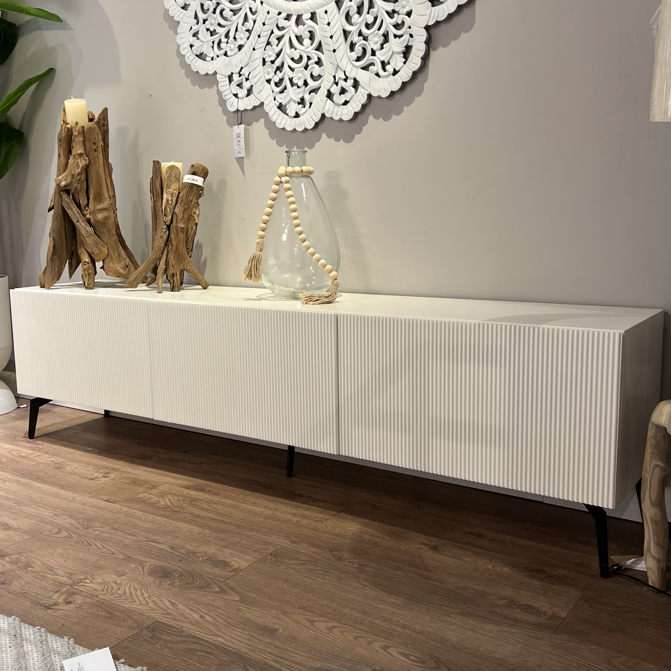 מזנון מעוצב דגם לאונרדו חריטה בגוון שמנת - עיצוב אישי (גודל עד 240, גוון לבחירה ממניפות טמבור ונירלט)