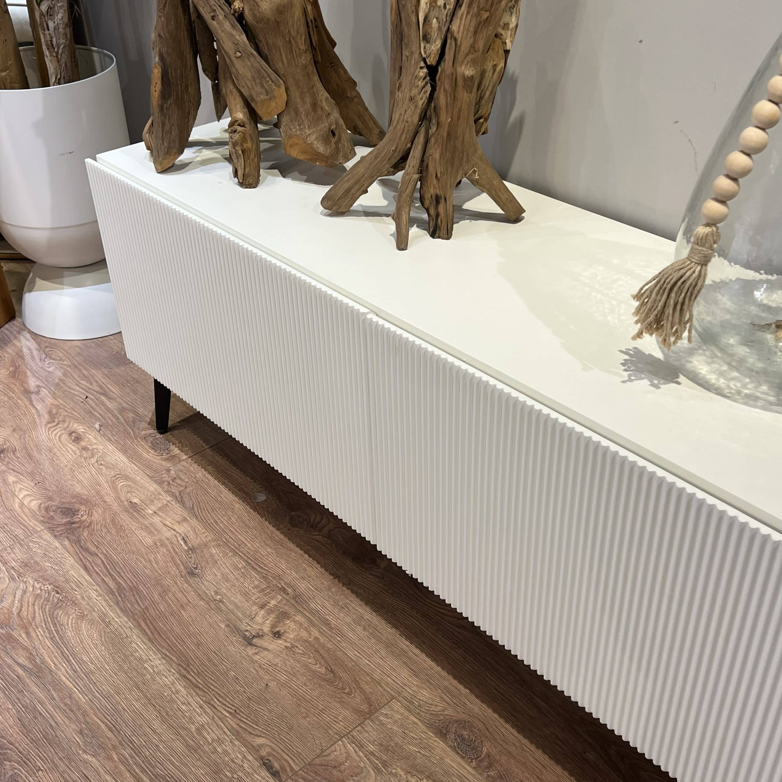 מזנון מעוצב דגם לאונרדו חריטה בגוון שמנת - עיצוב אישי (גודל עד 240, גוון לבחירה ממניפות טמבור ונירלט)