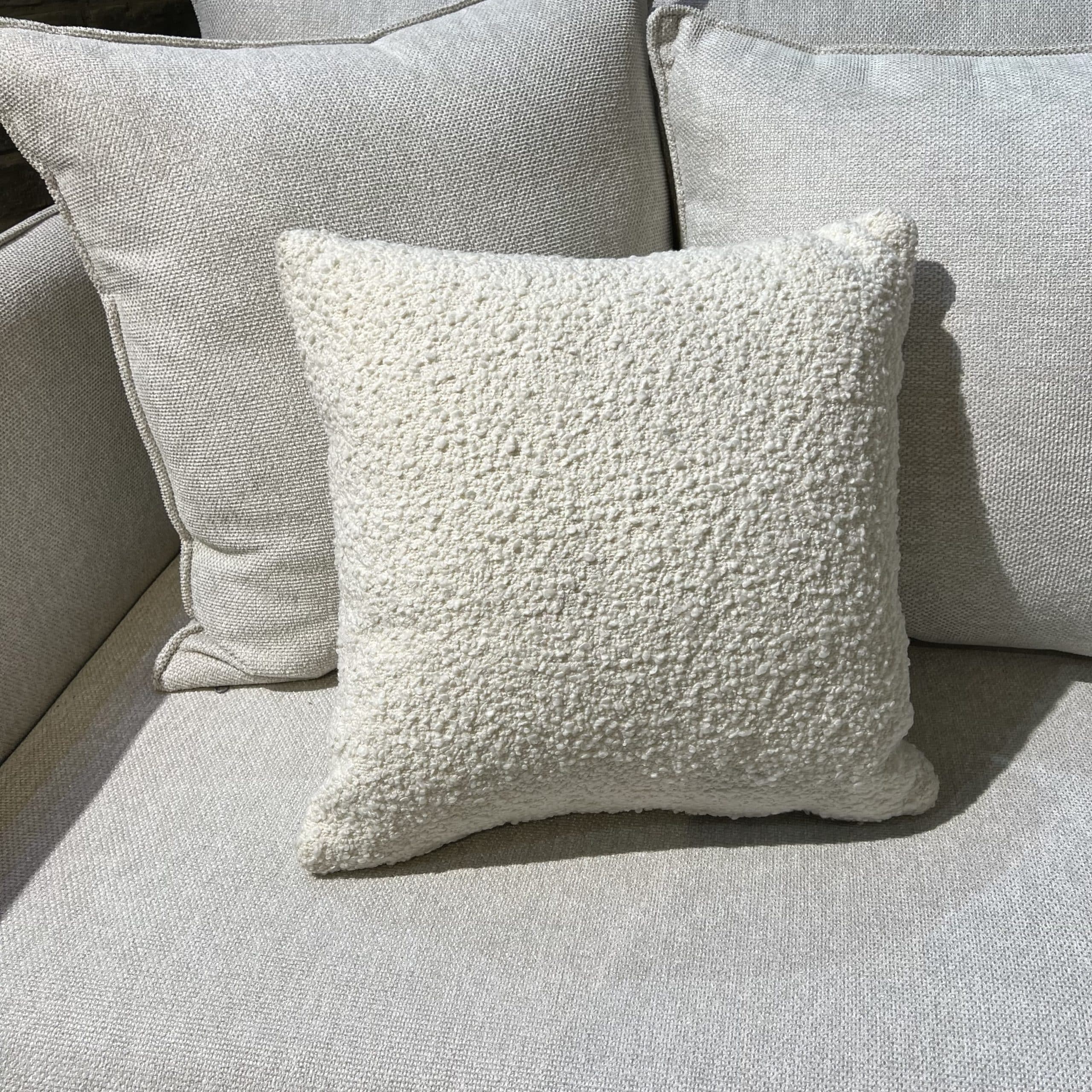 כרית נוי מרובעת בוקלה שמנת דגם סהר כרית נוי מרובעת בוקלה שמנת דגם סהר