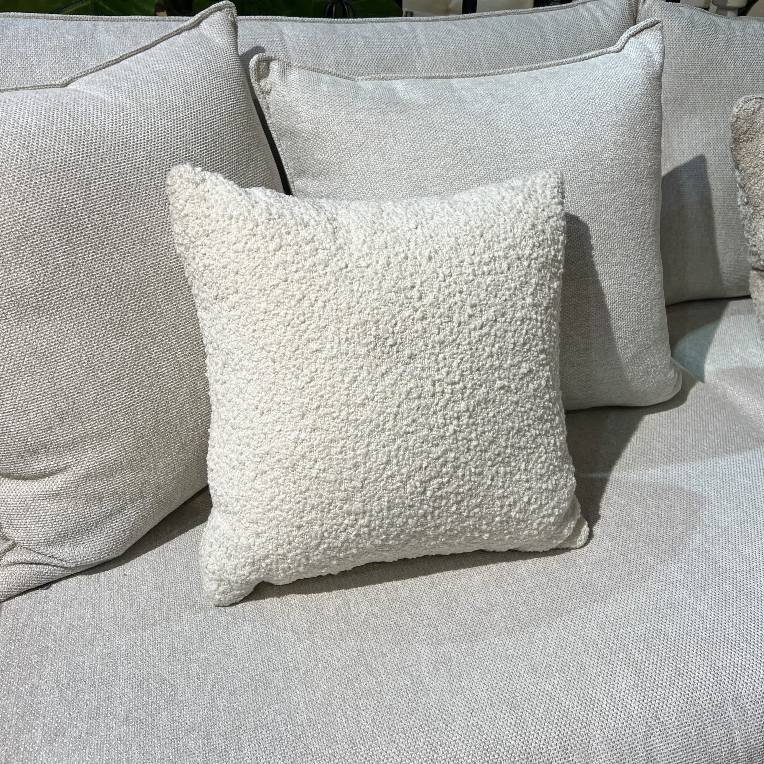 כרית נוי מרובעת בוקלה שמנת דגם סהר כרית נוי מרובעת בוקלה שמנת דגם סהר