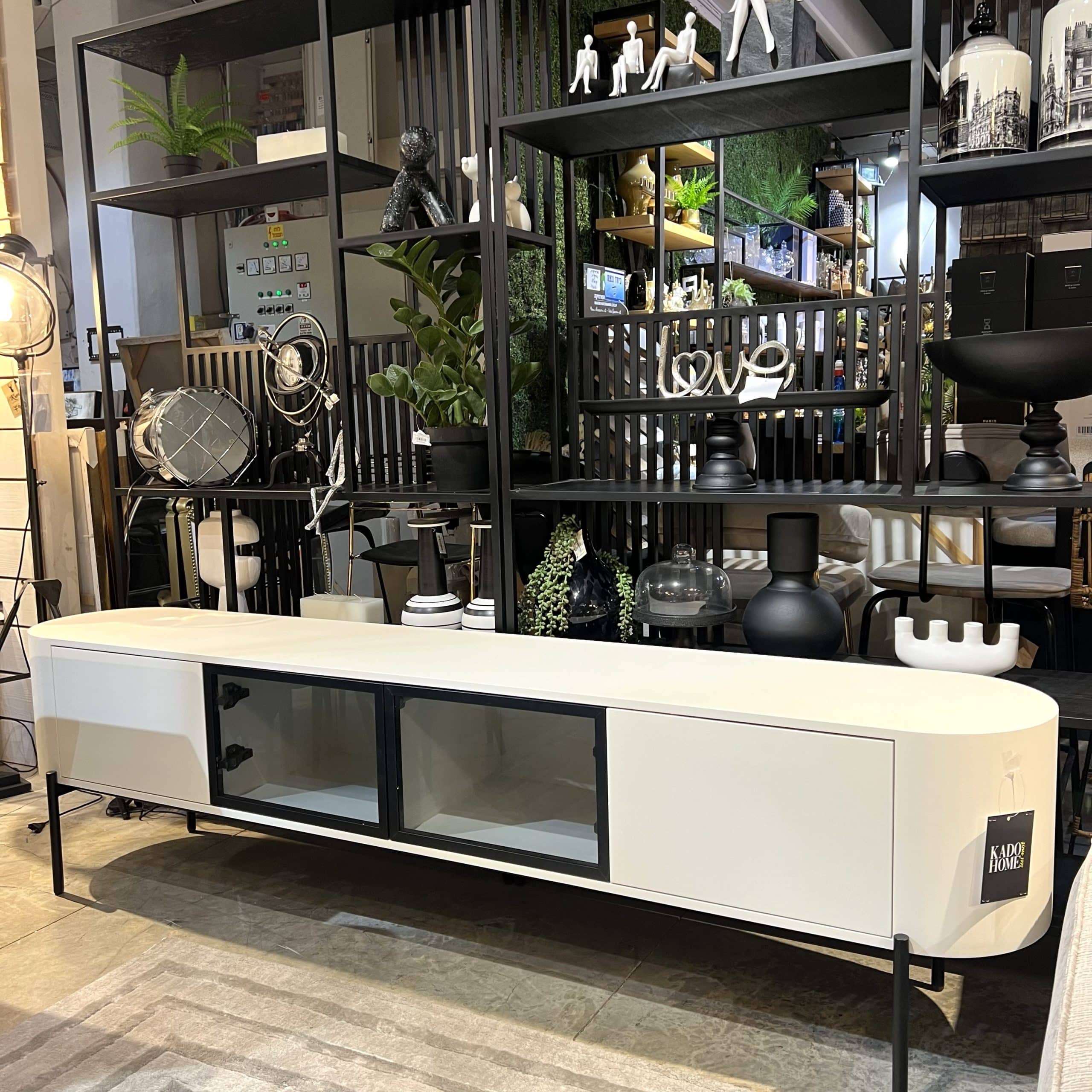 מזנון דגם אן דלתות זכוכית מושחרת בשילוב שמנת אמורפי | בעיצוב אישי