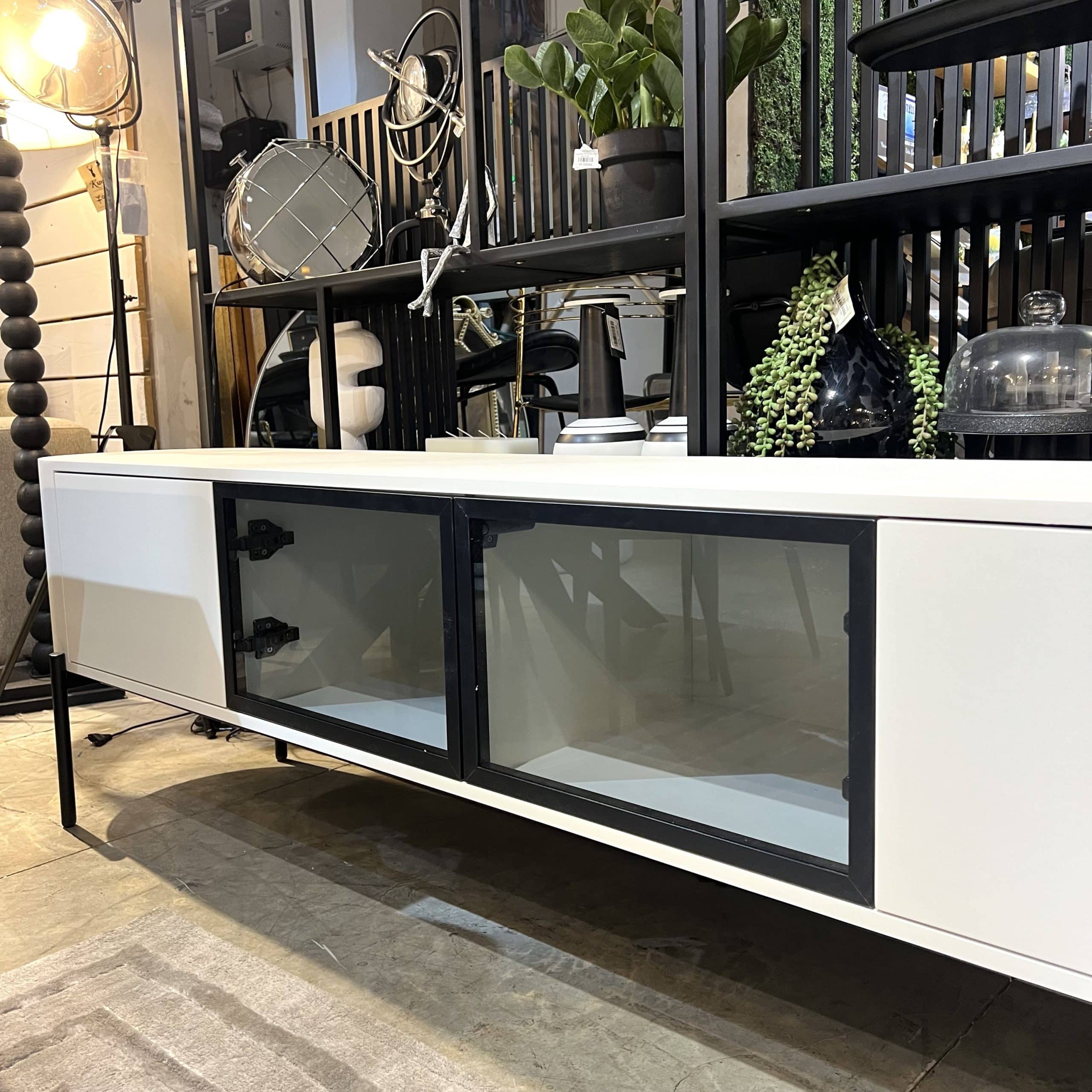 מזנון דגם אן דלתות זכוכית מושחרת בשילוב שמנת אמורפי | בעיצוב אישי