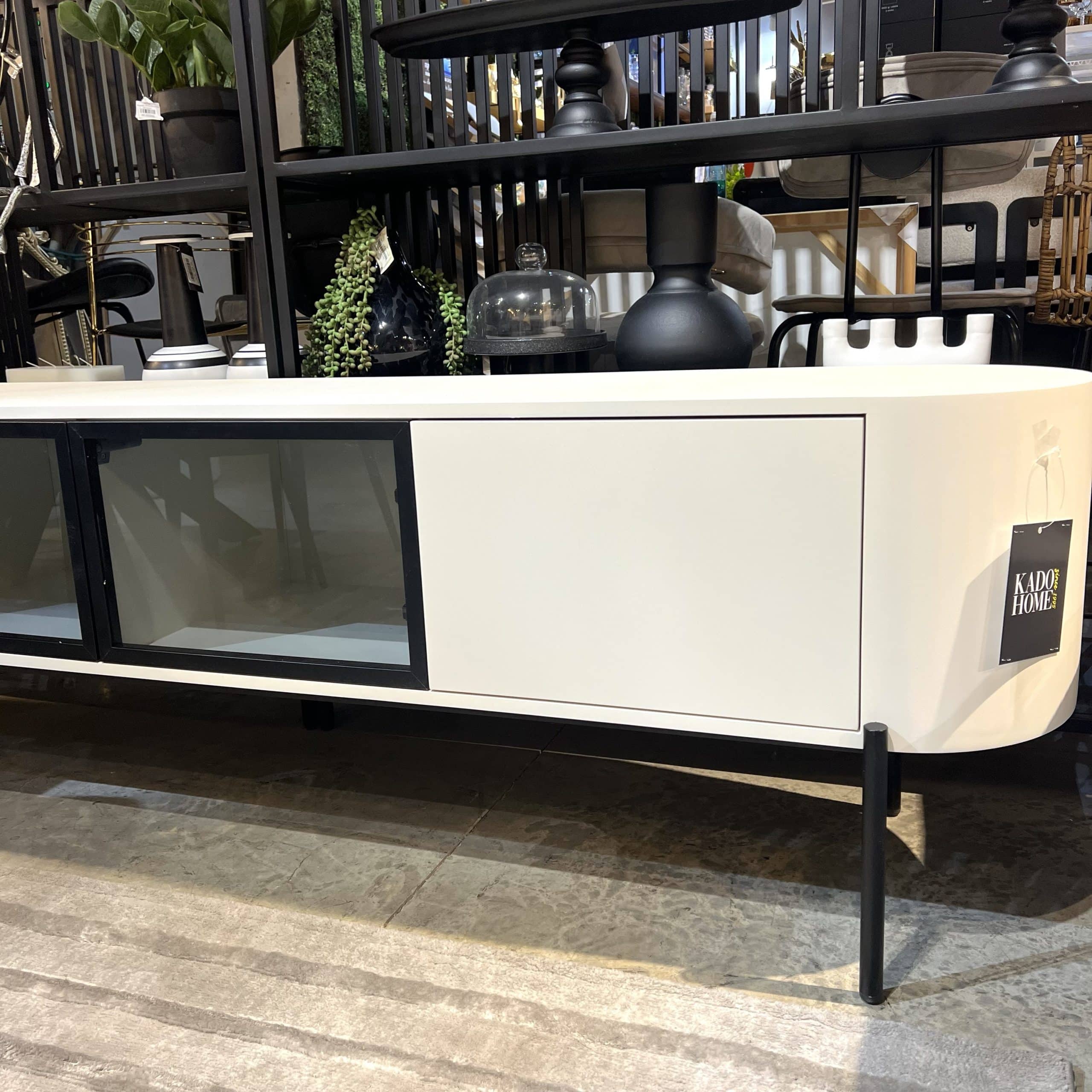 מזנון דגם אן דלתות זכוכית מושחרת בשילוב שמנת אמורפי | בעיצוב אישי