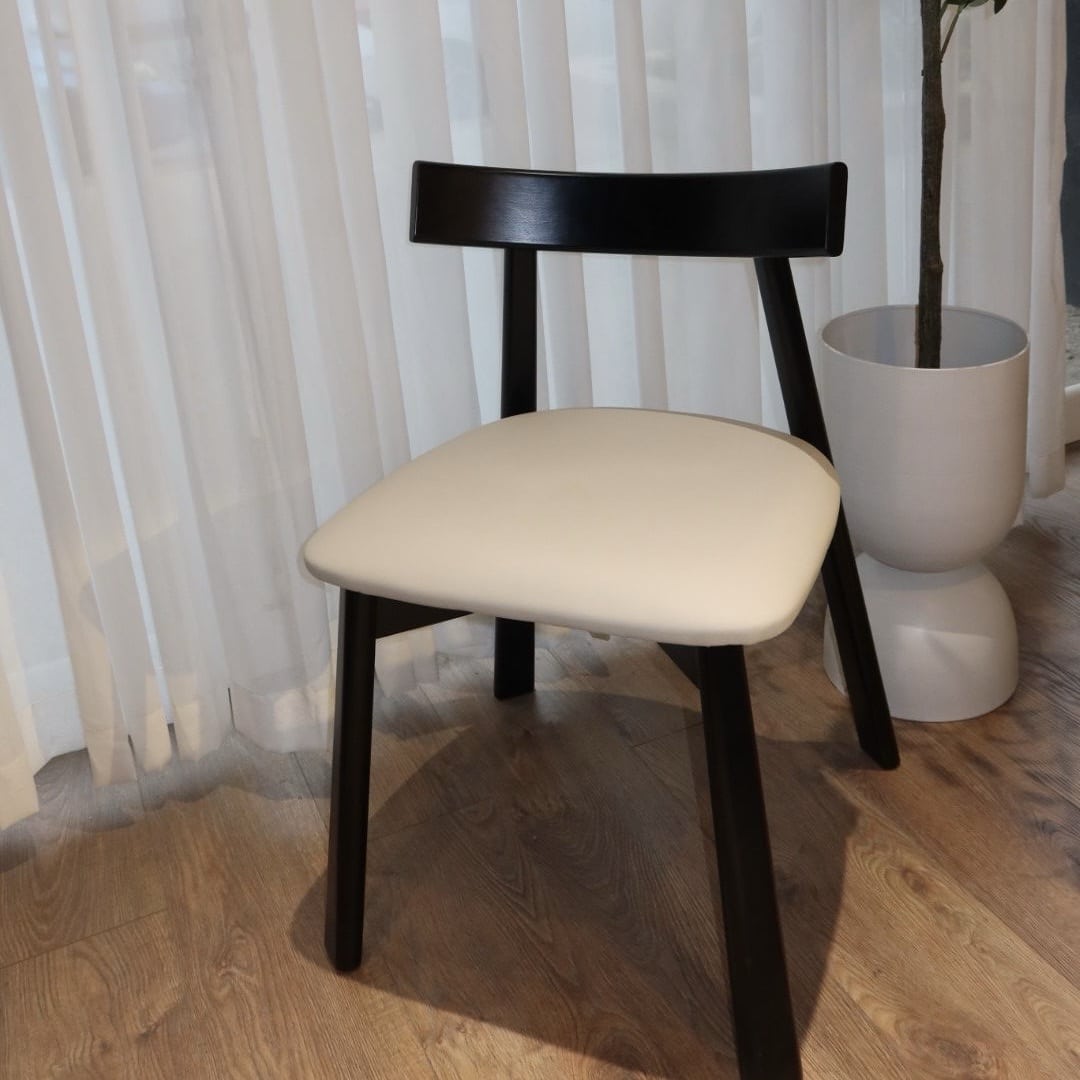 כיסא מתיאס דמוי עור אבן דגם סופיטל - אחרונים מתצוגה! כיסא מתיאס דמוי עור אבן דגם סופיטל - אחרונים מתצוגה!