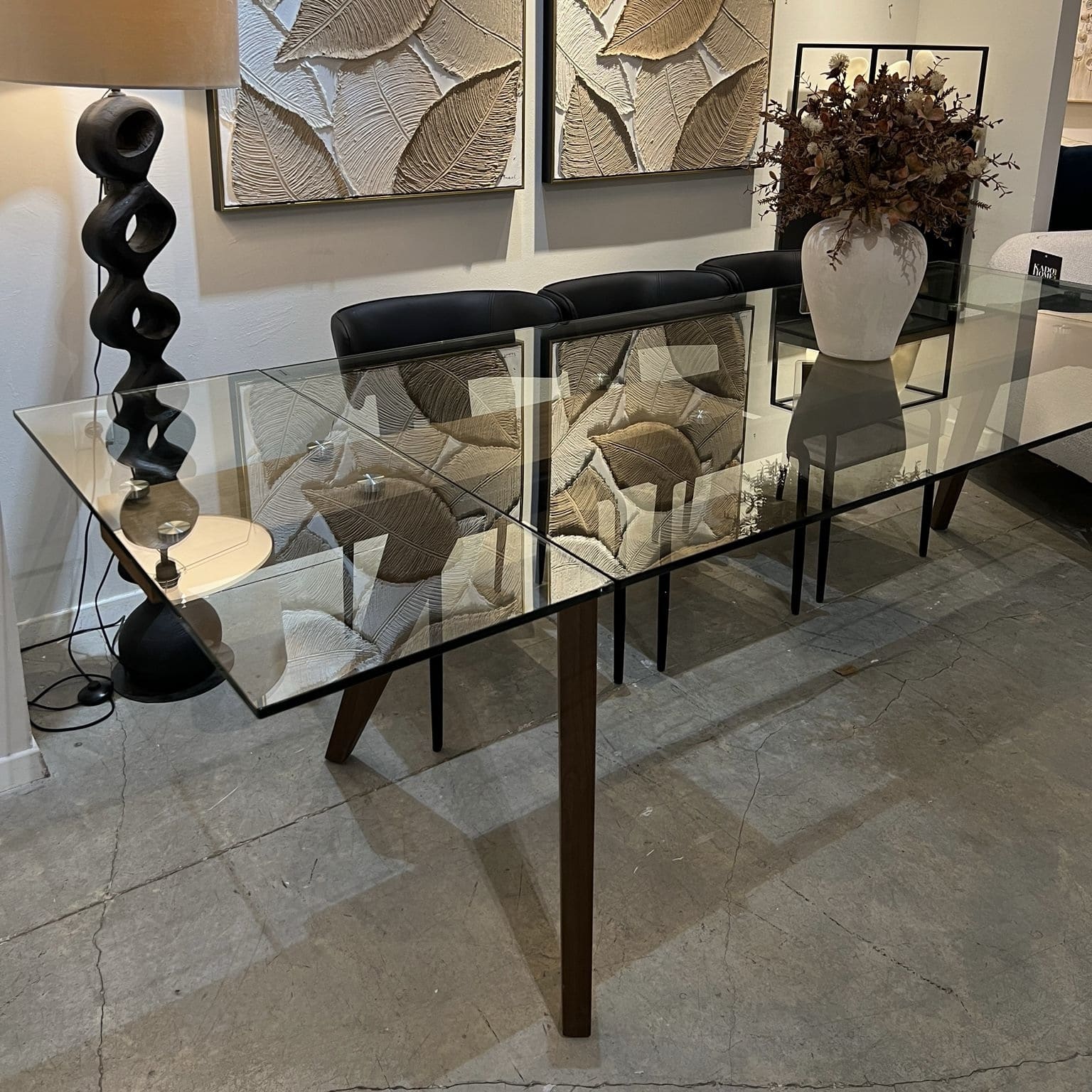 שולחן אוכל יוקרתי זכוכית מחוסמת ורגל אגוז דגם הלן