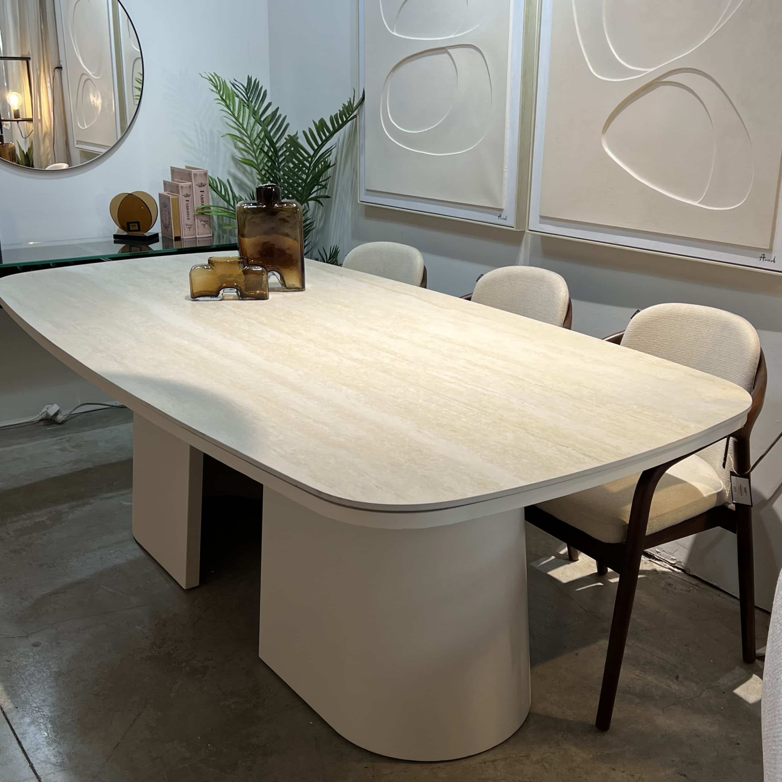 שולחן אוכל מעוצב טרוורטין רגל שמנת דגם סופיטל