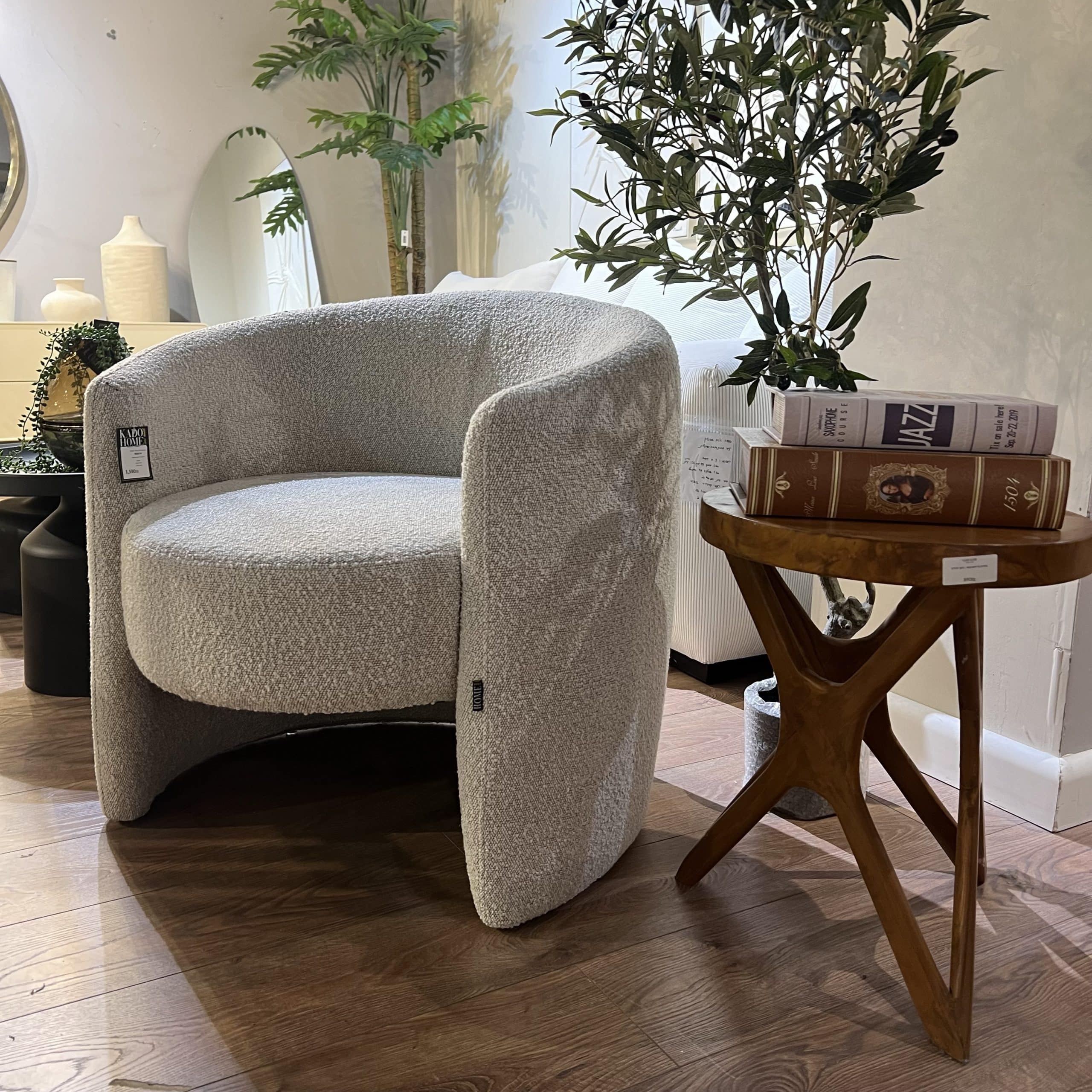 כורסא מעוצבת סילק אפור שמנת דגם ויקי כורסא מעוצבת סילק אפור שמנת דגם ויקי