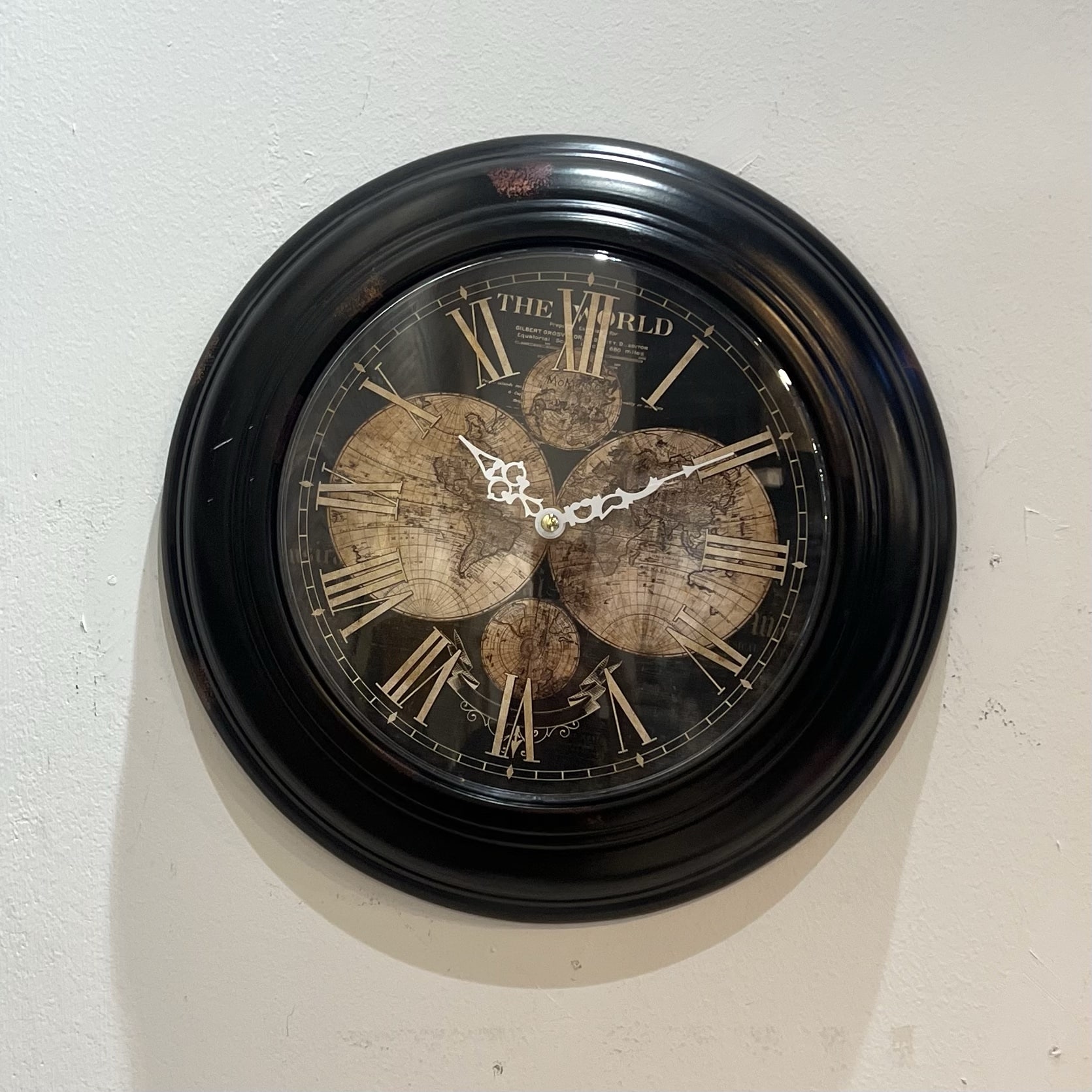 שעון שחור קוטר 30 ס״מ גלובוסים חומים דגם איקו שעון שחור קוטר 30 ס״מ גלובוסים חומים דגם איקו