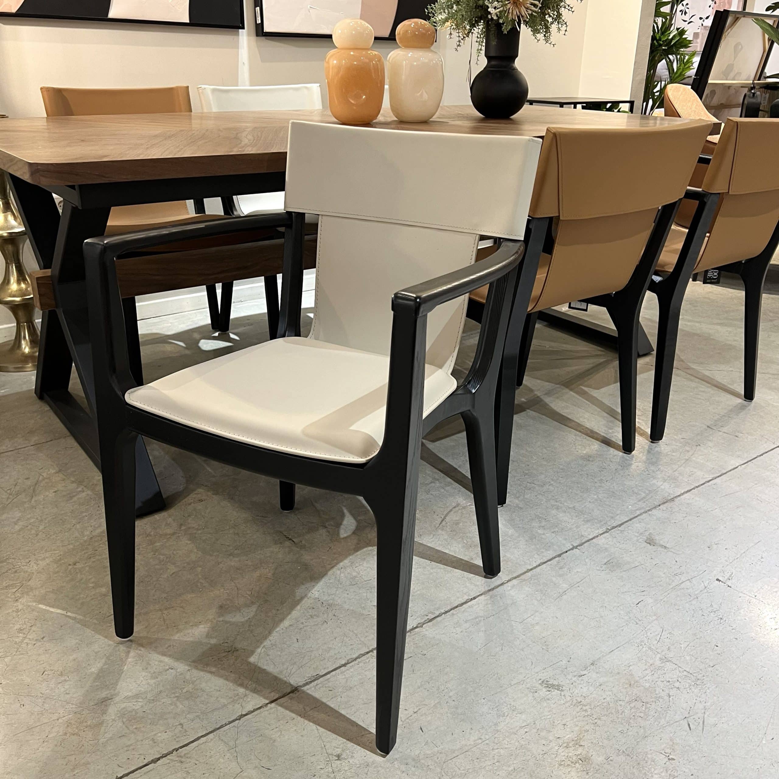 כיסא כורסא ברטין עור אבן עץ שחור דגם סופיטל כיסא כורסא ברטין עור אבן עץ שחור דגם סופיטל